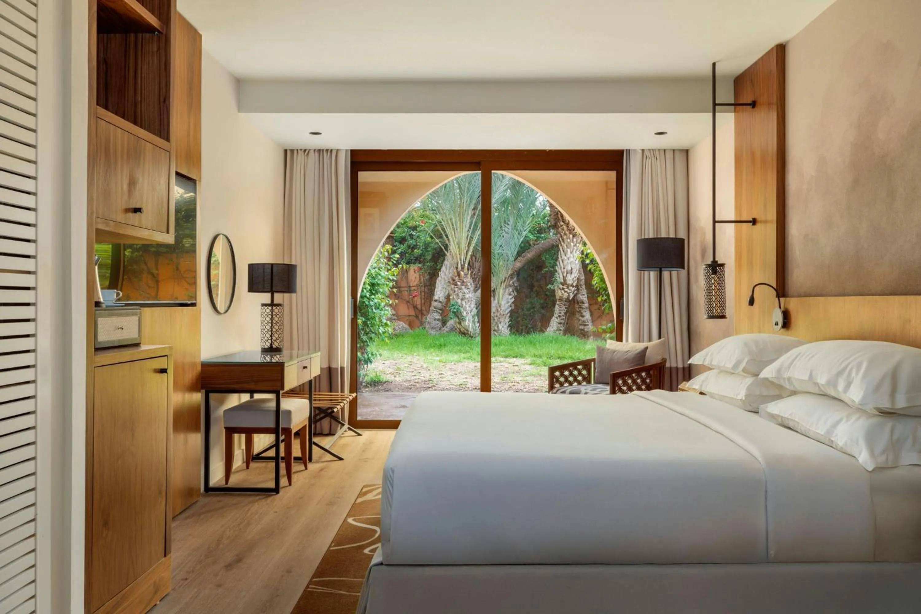 Photo of the whole room, Bed in Le Meridien N'fis