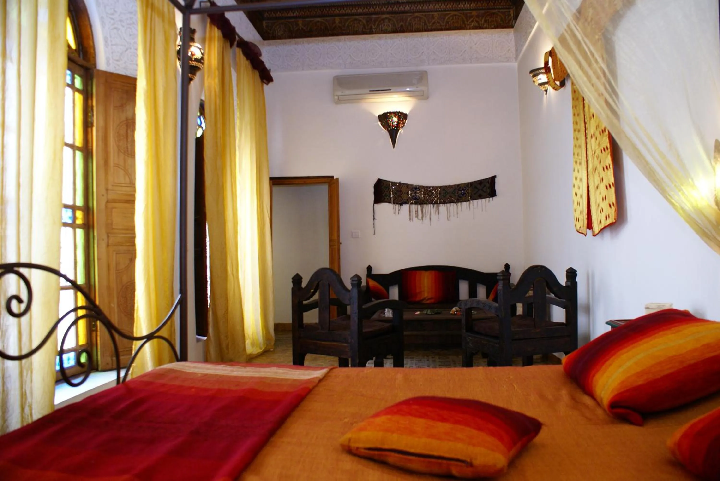 Photo of the whole room, Bed in Riad Attarine