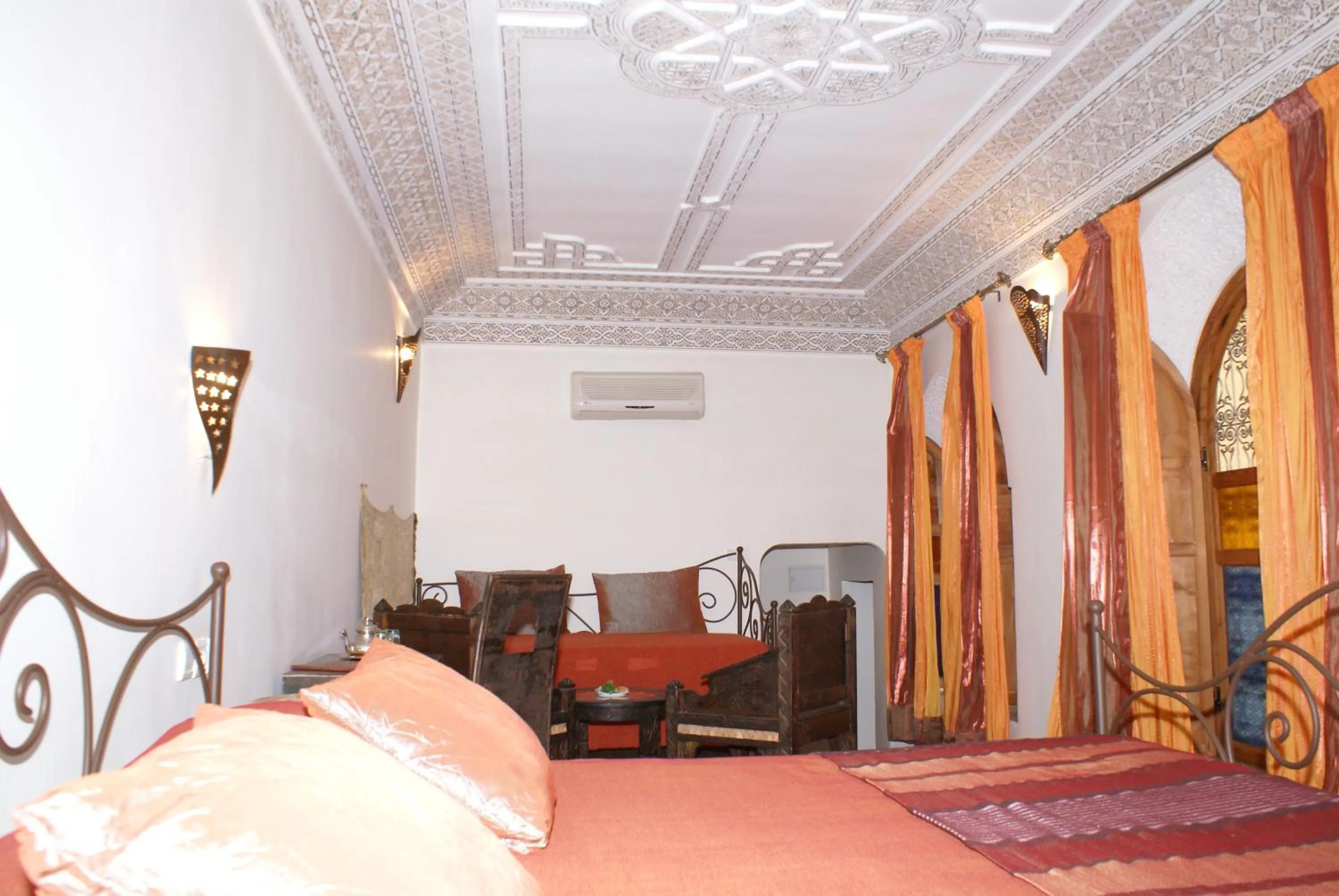 Photo of the whole room, Bed in Riad Attarine
