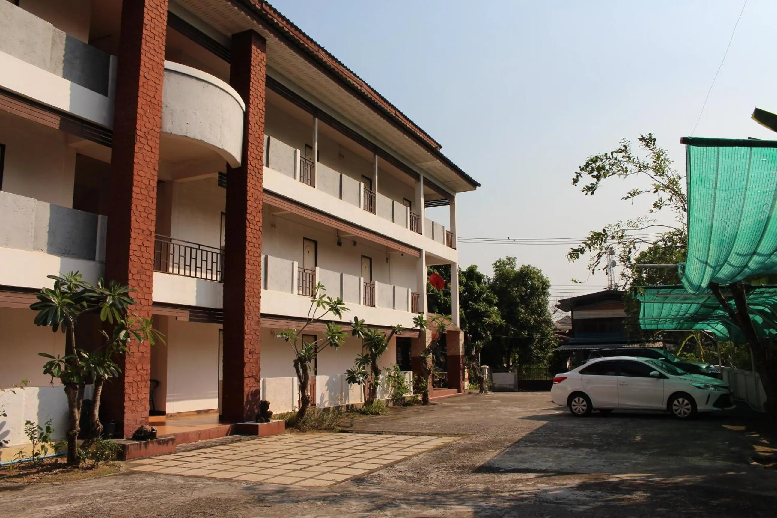 Facade/entrance in OYO 75420 Howto Hotel