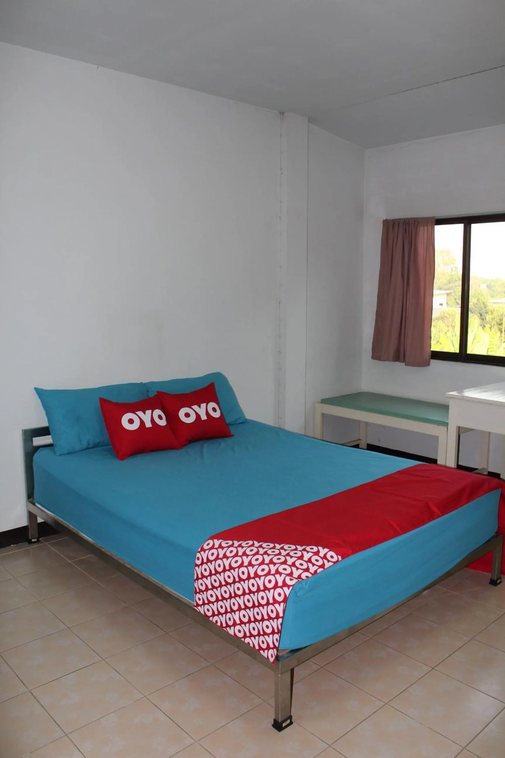 Bedroom, Bed in OYO 75420 Howto Hotel