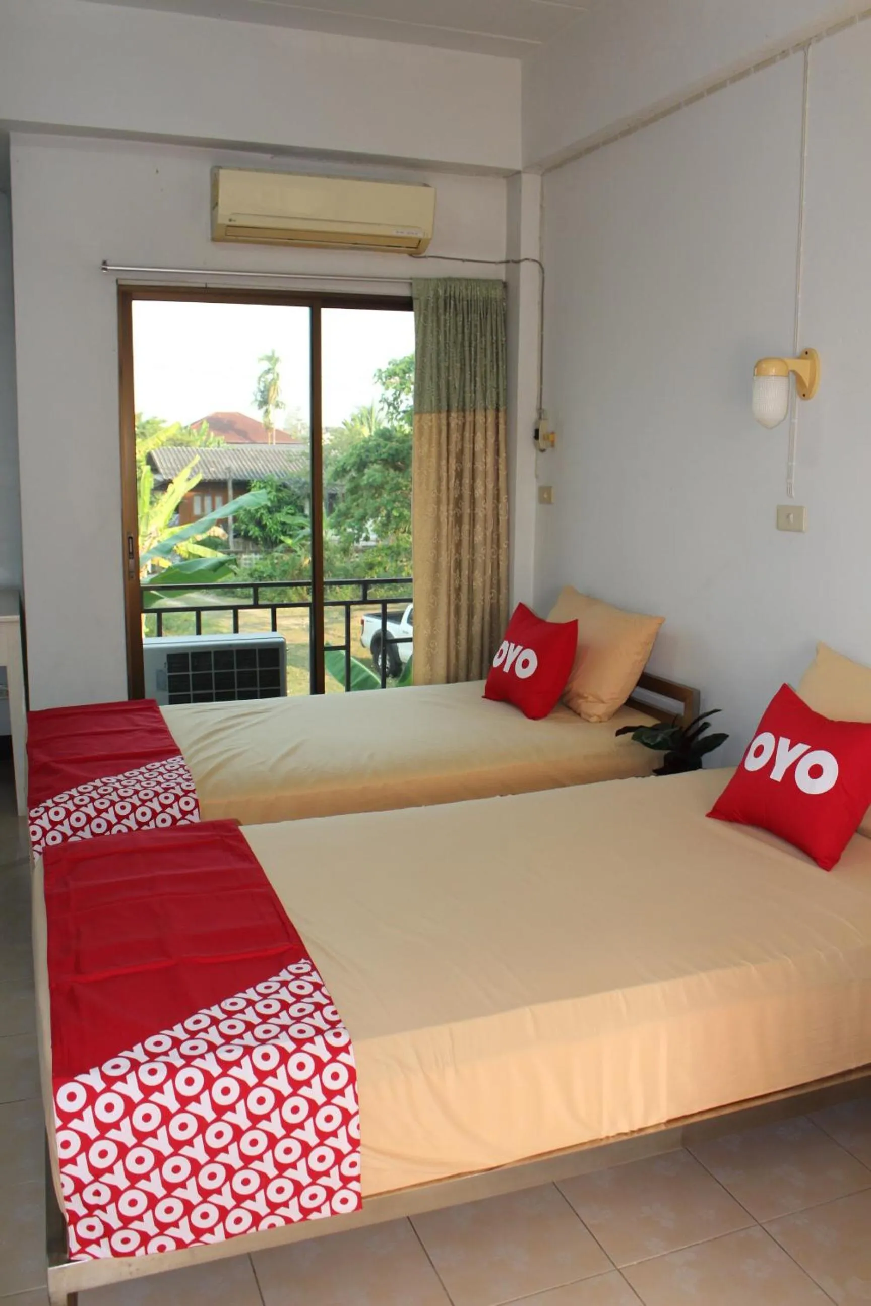 Bedroom, Bed in OYO 75420 Howto Hotel