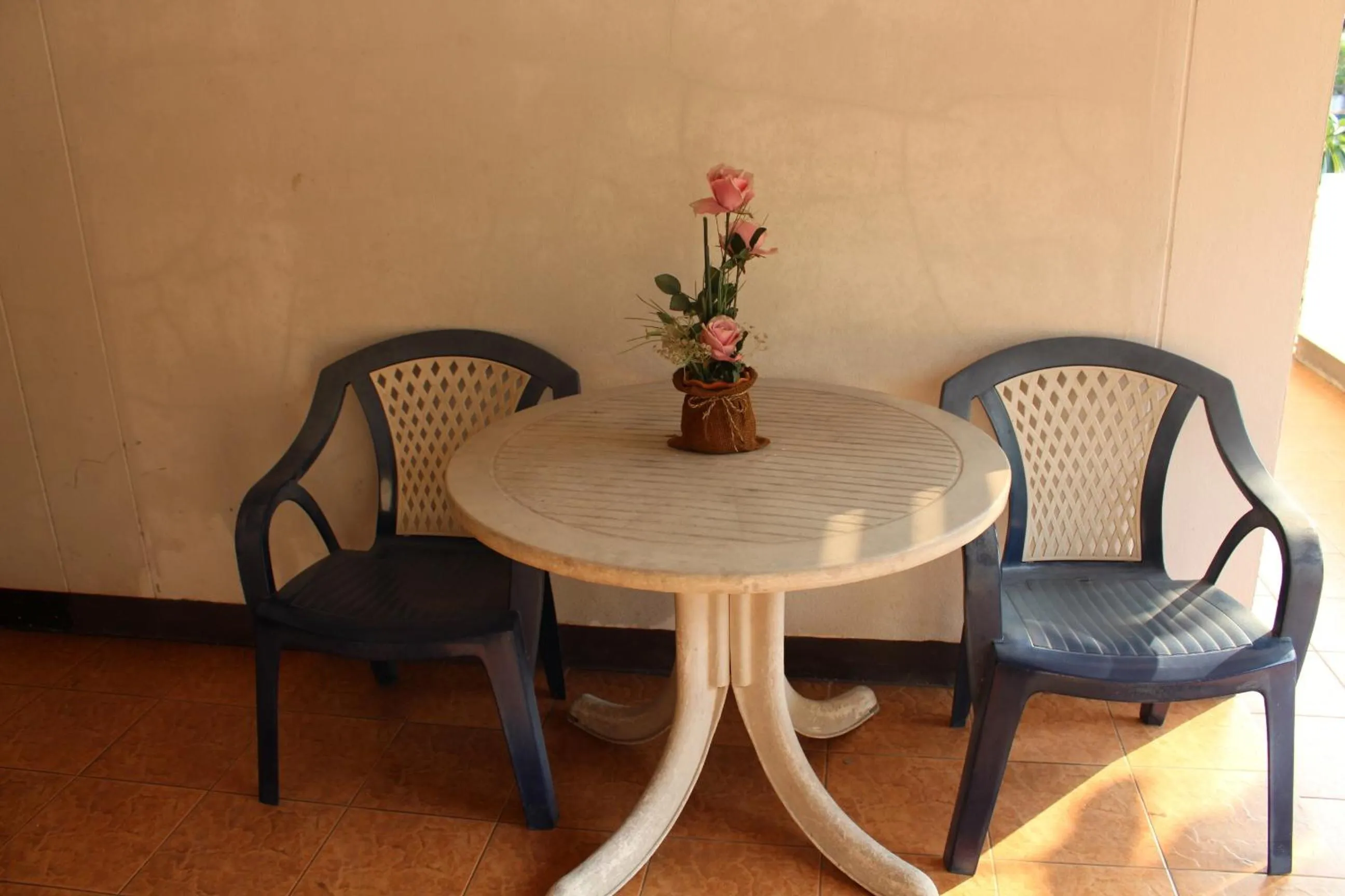 Facade/entrance in OYO 75420 Howto Hotel