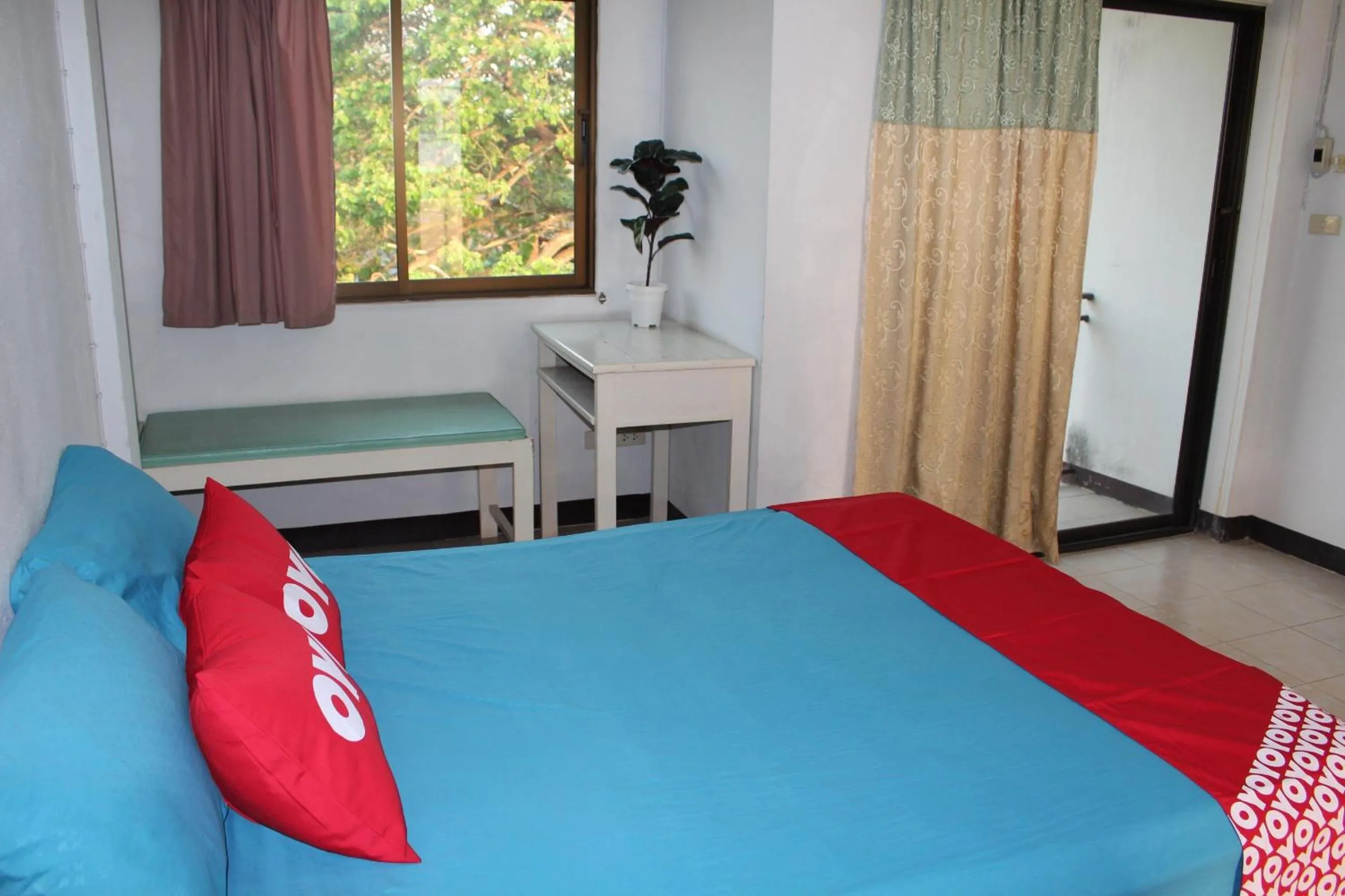 Bedroom, Bed in OYO 75420 Howto Hotel