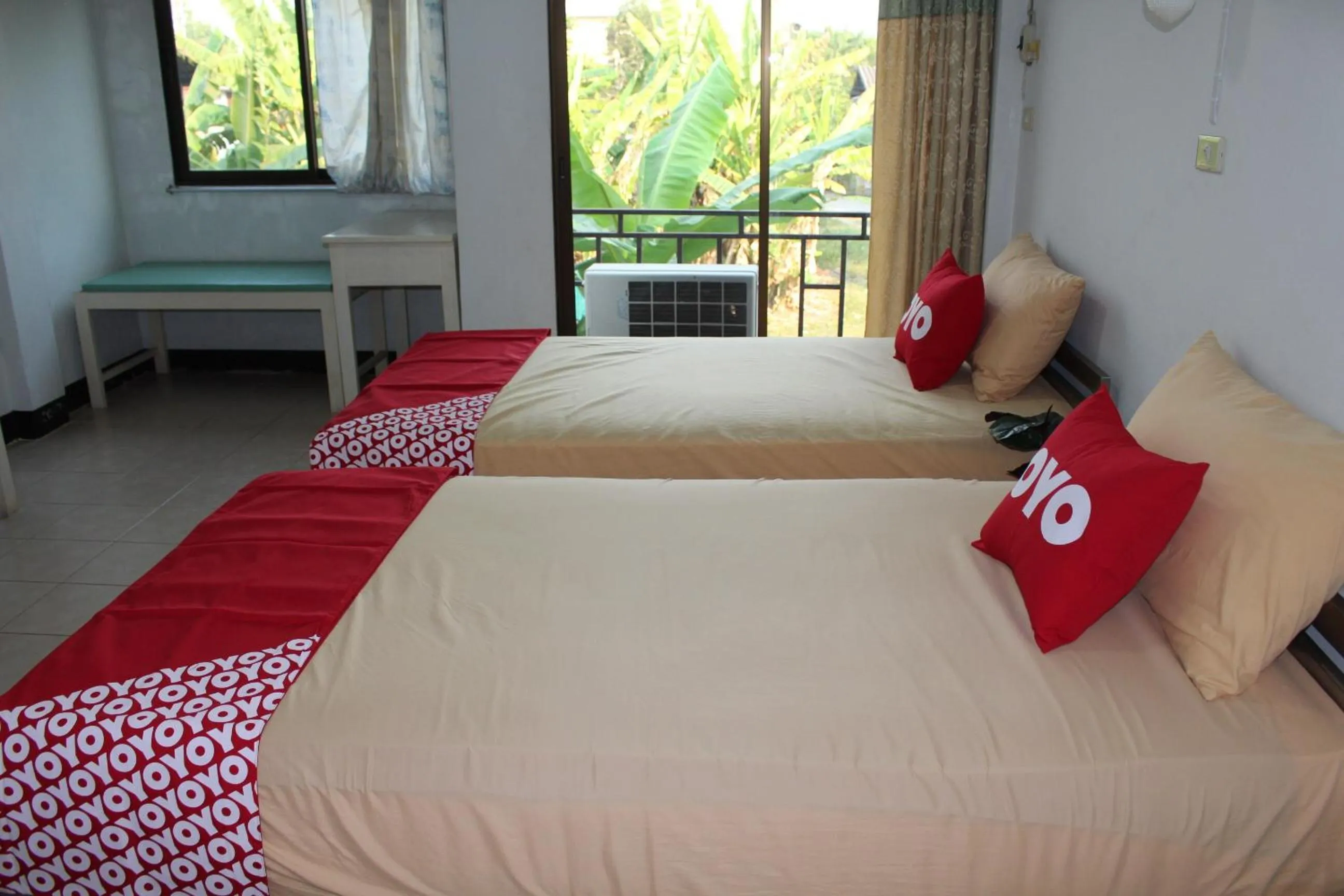 Bedroom, Bed in OYO 75420 Howto Hotel