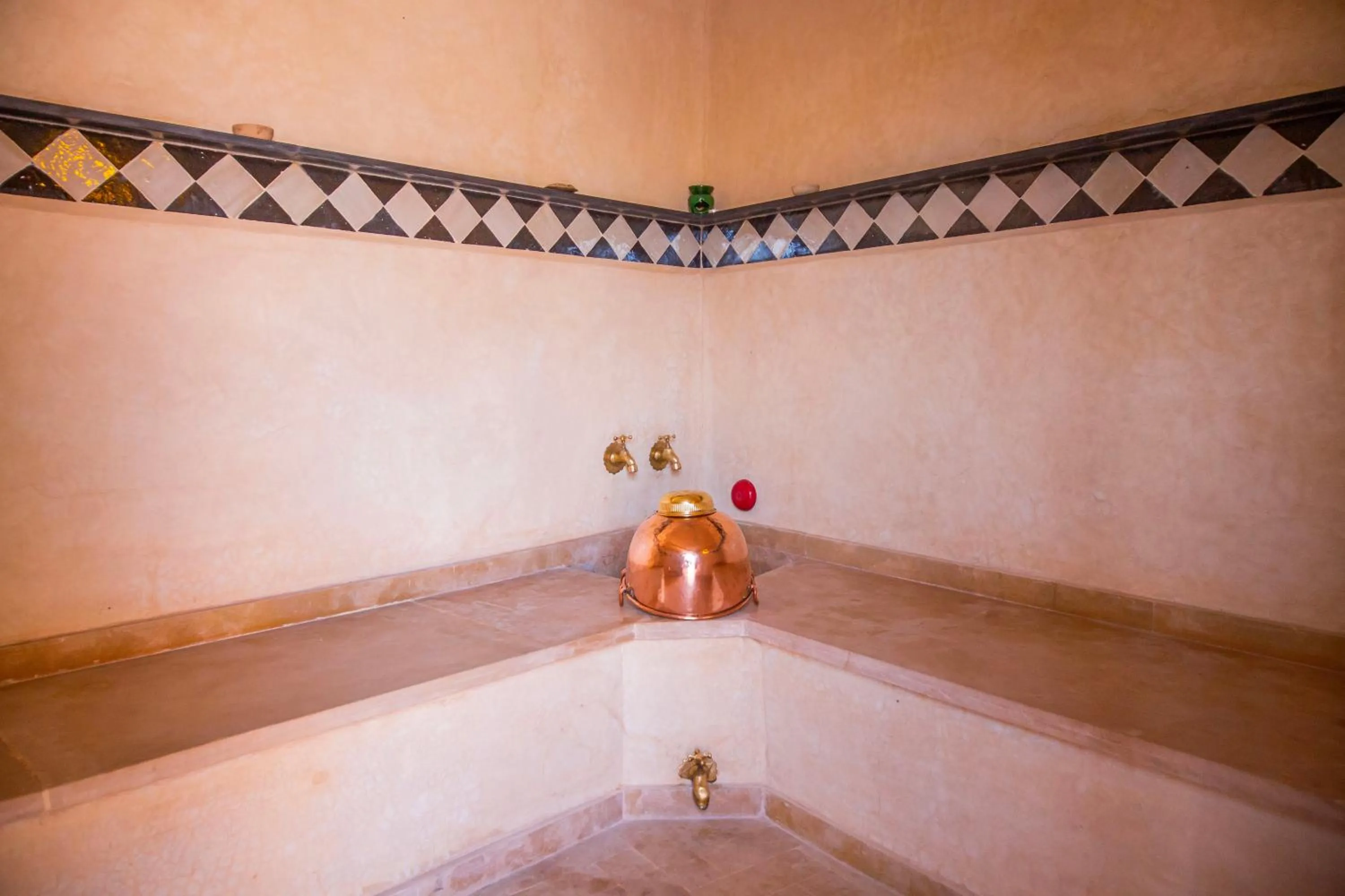 Steam room in Riad Ta'achchaqa