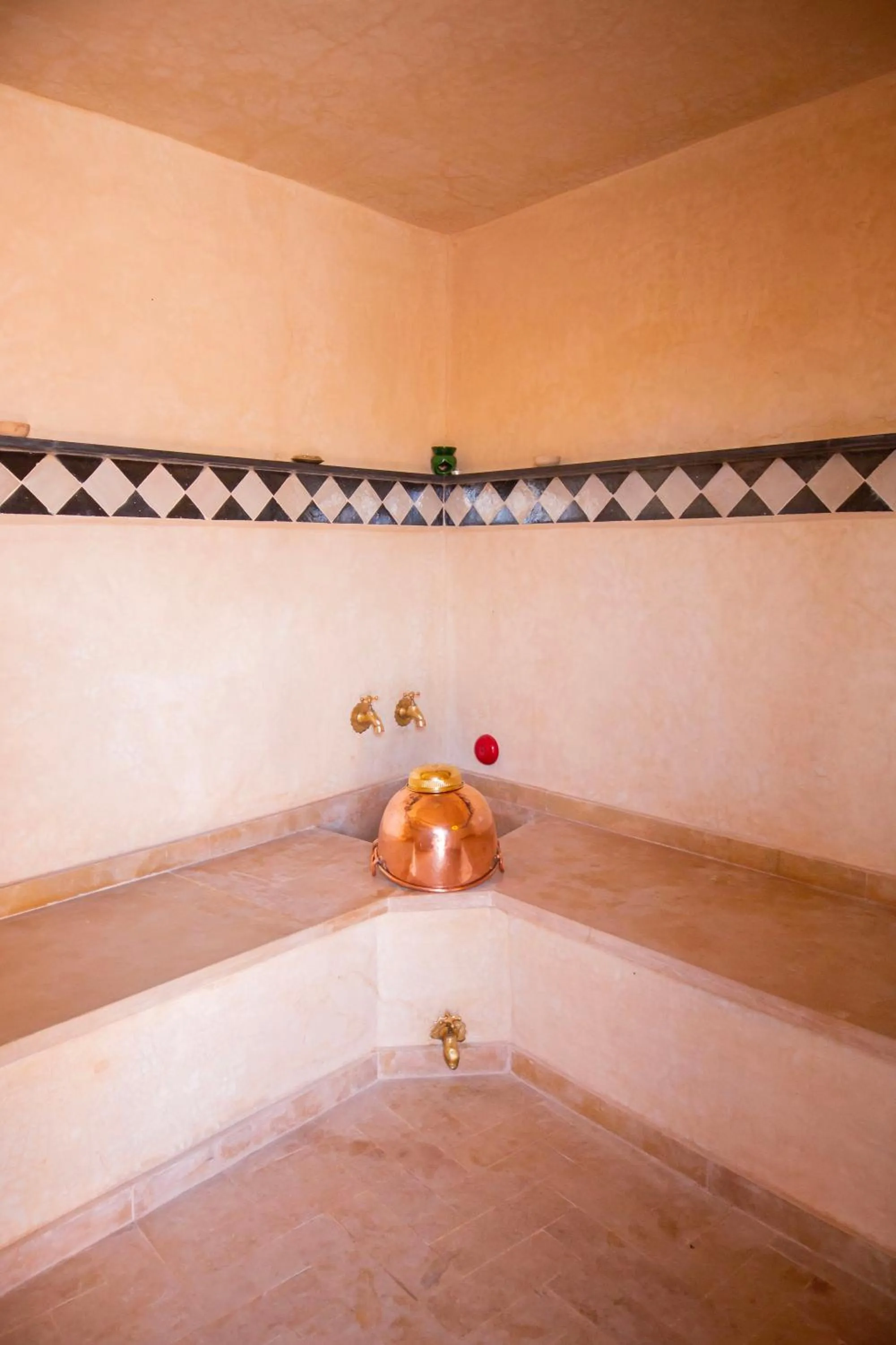 Hot Tub in Riad Ta'achchaqa