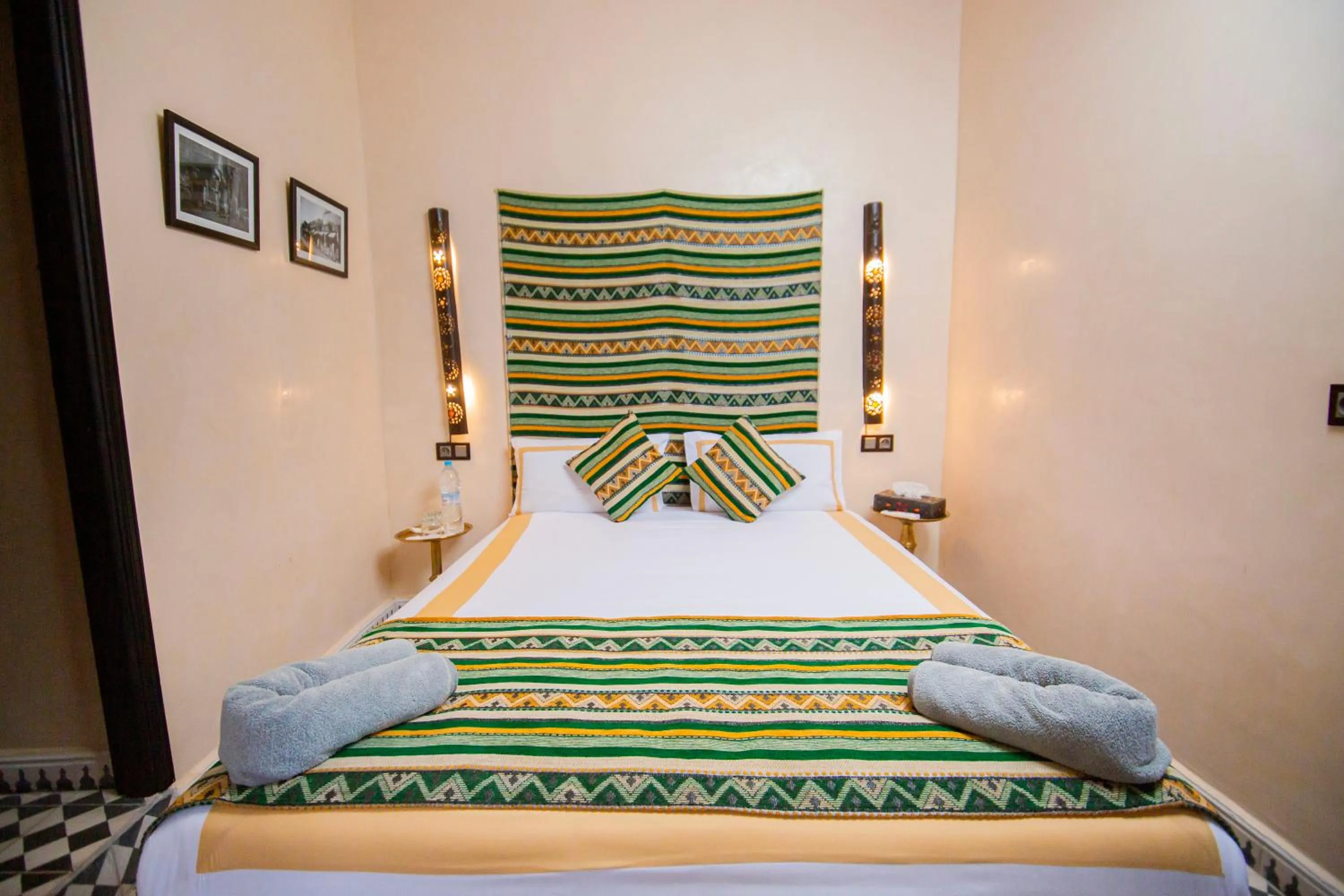 Photo of the whole room, Bed in Riad Ta'achchaqa