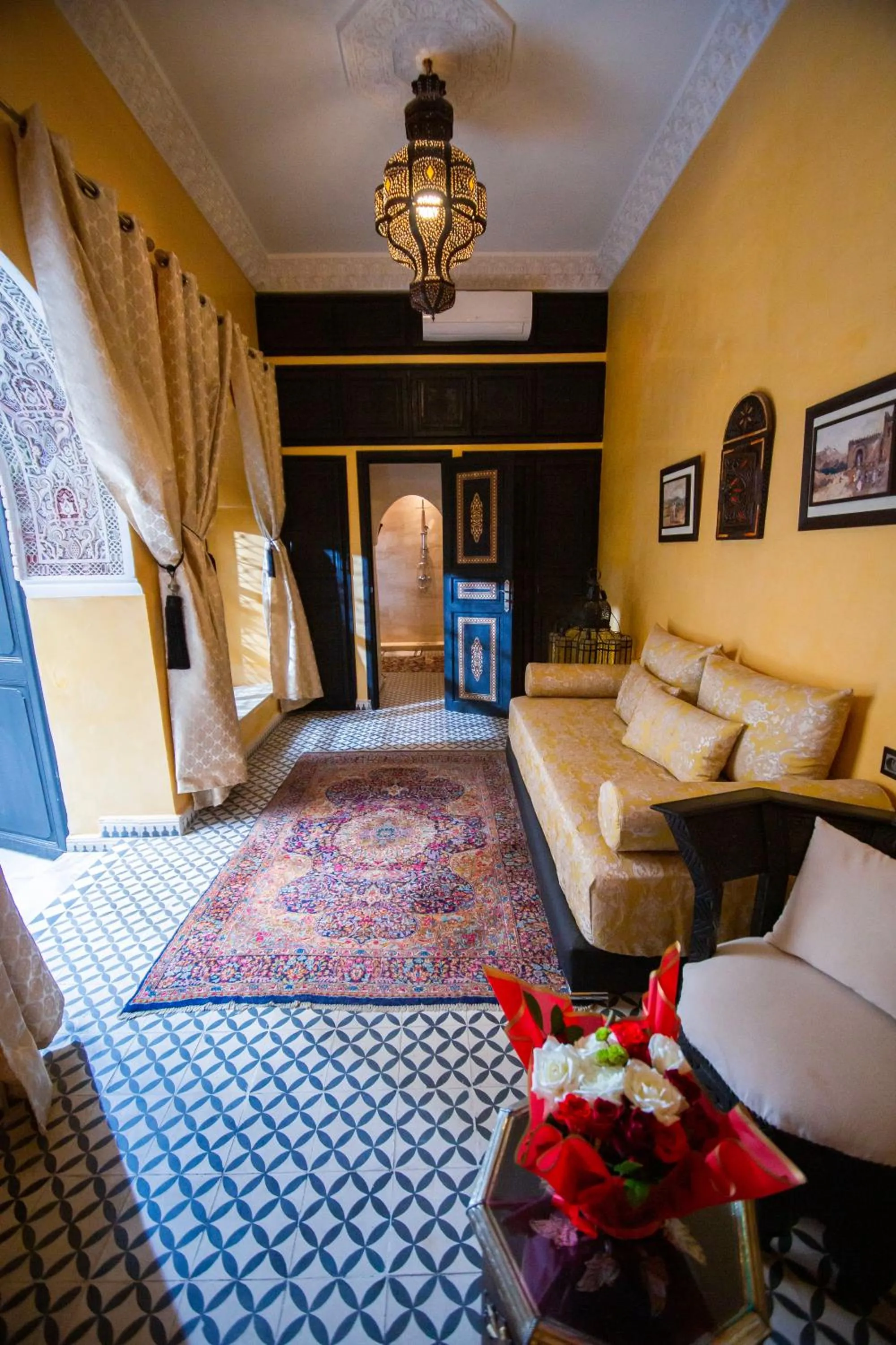Photo of the whole room, Bed in Riad Ta'achchaqa