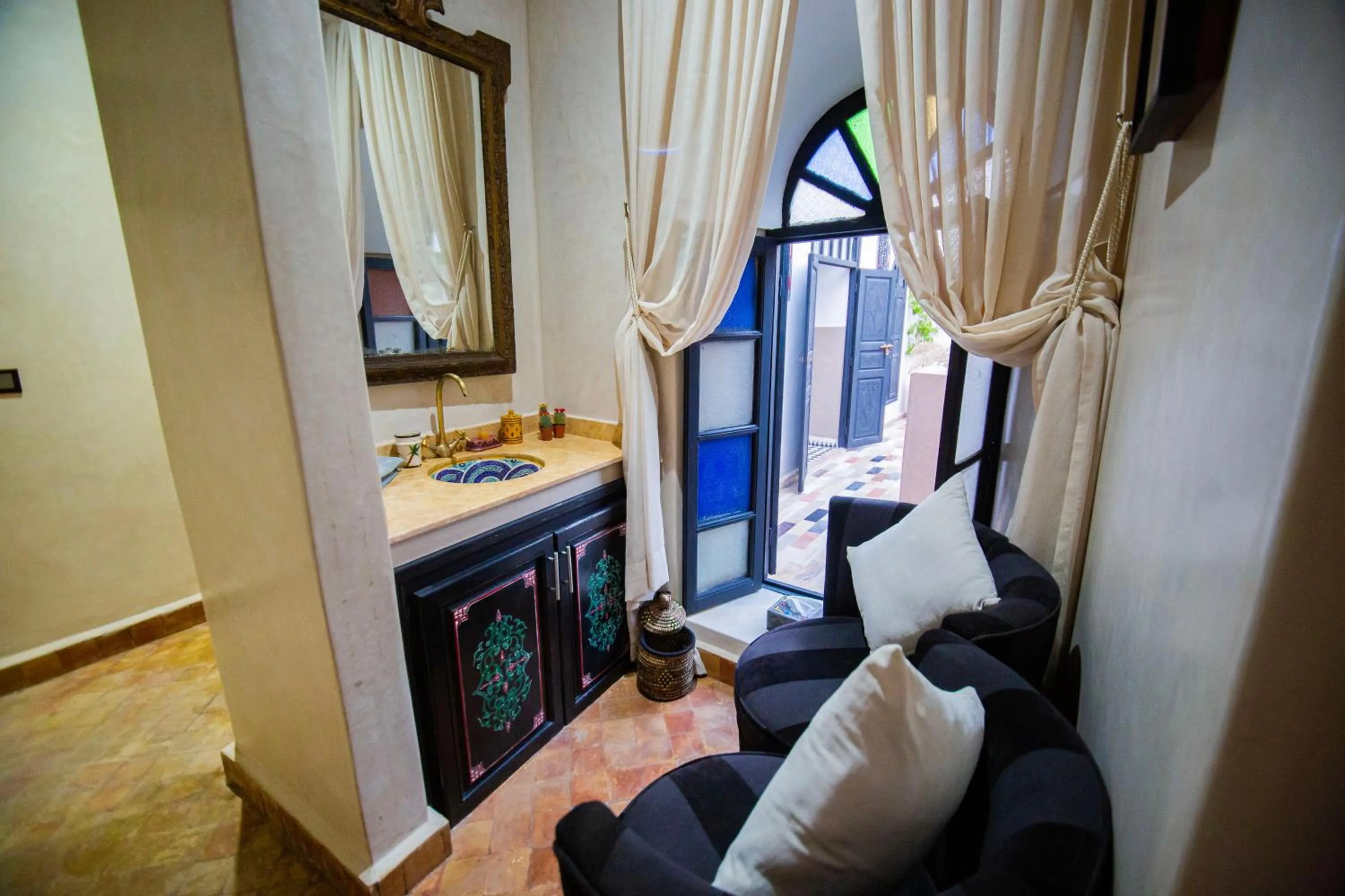 Seating area, Bed in Riad Ta'achchaqa