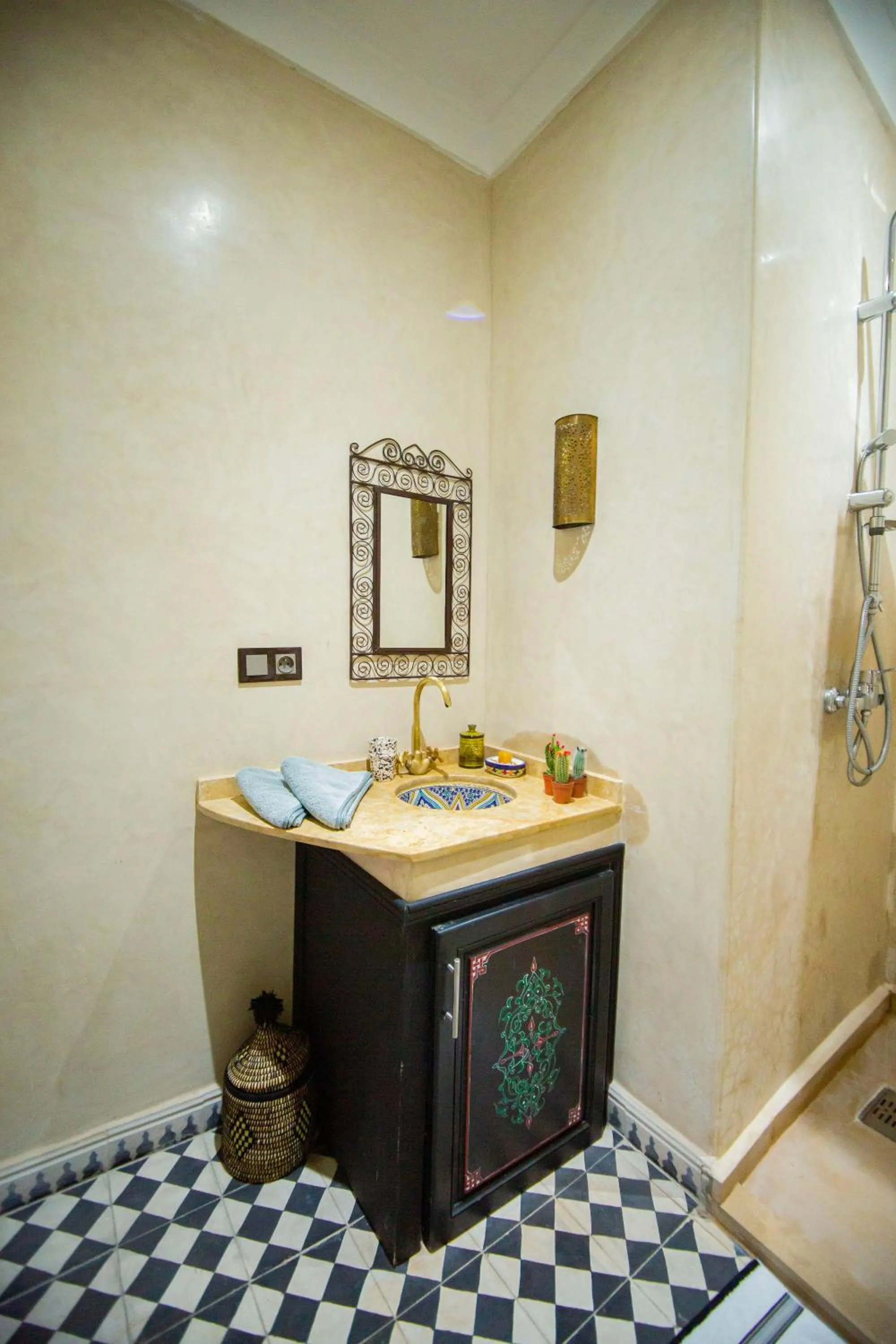Bathroom in Riad Ta'achchaqa