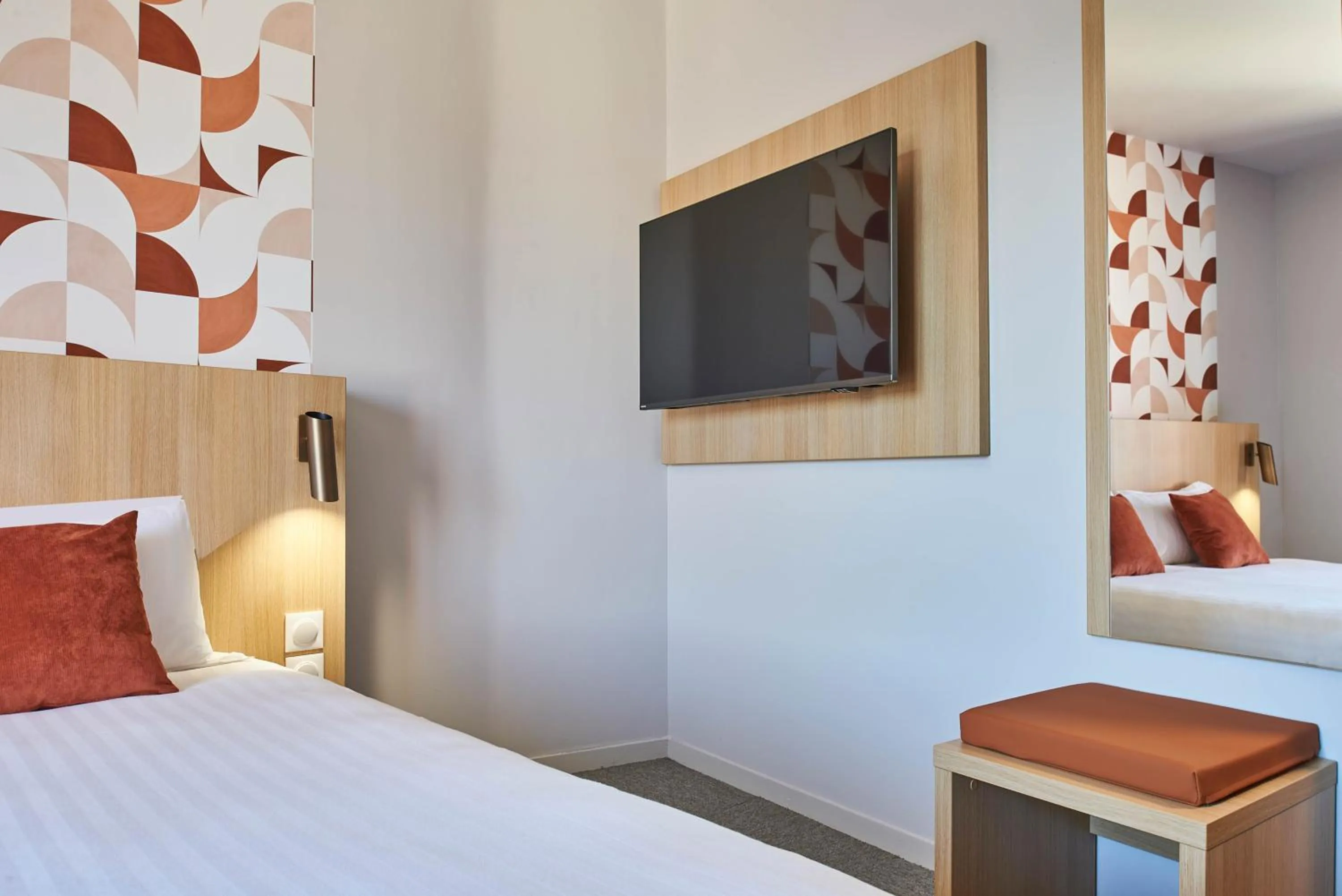 TV and multimedia, Bed in Originals Boutique, Hôtel Larivaut, Puy-Guillaume