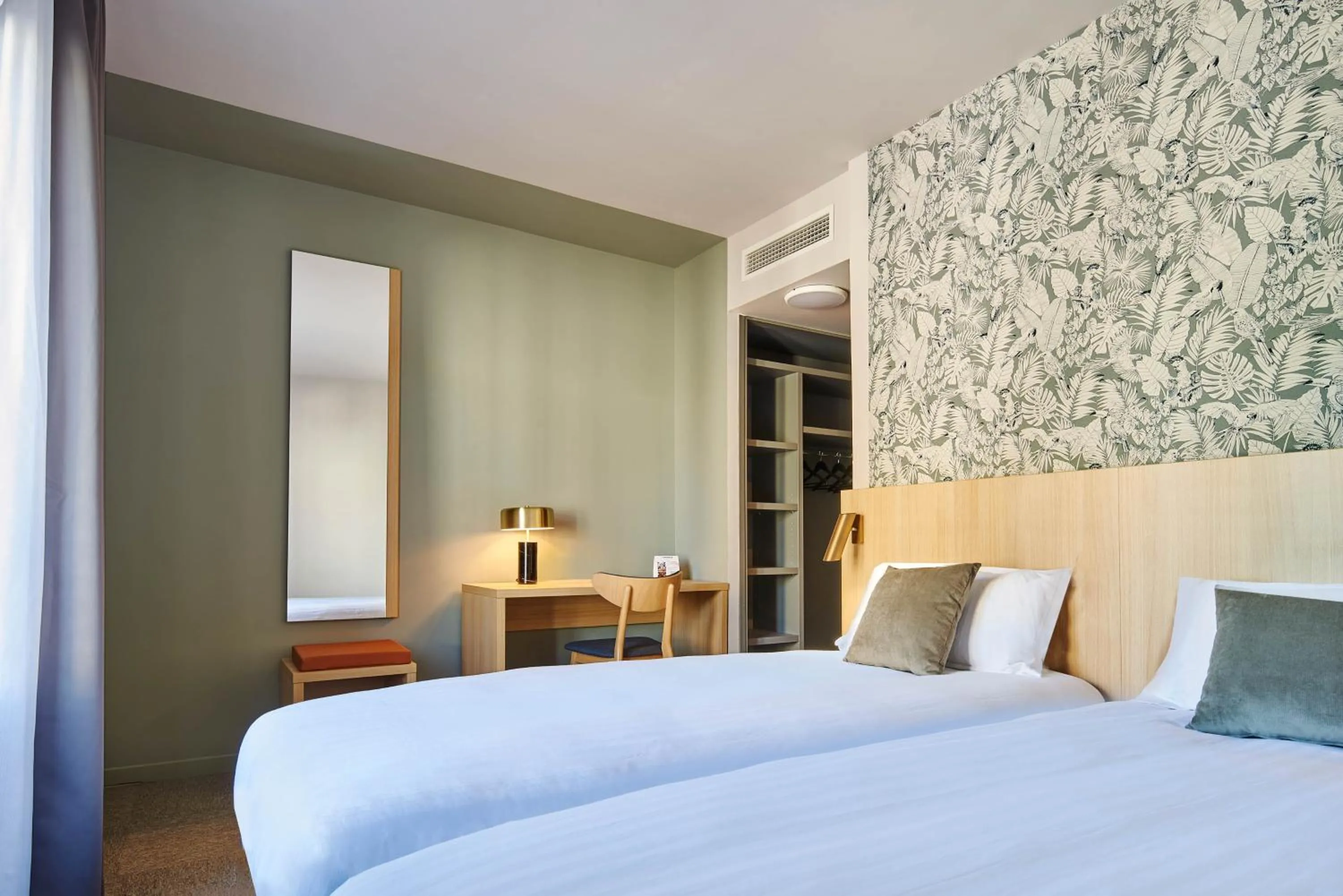 Photo of the whole room, Bed in Originals Boutique, Hôtel Larivaut, Puy-Guillaume