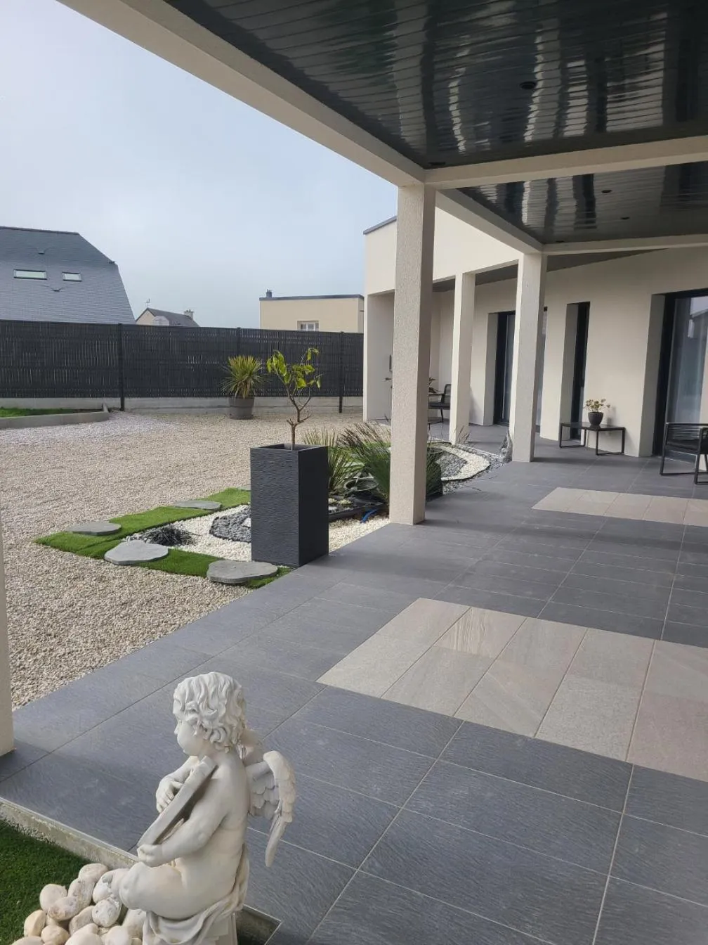 Inner courtyard view in L'escale Romanesque