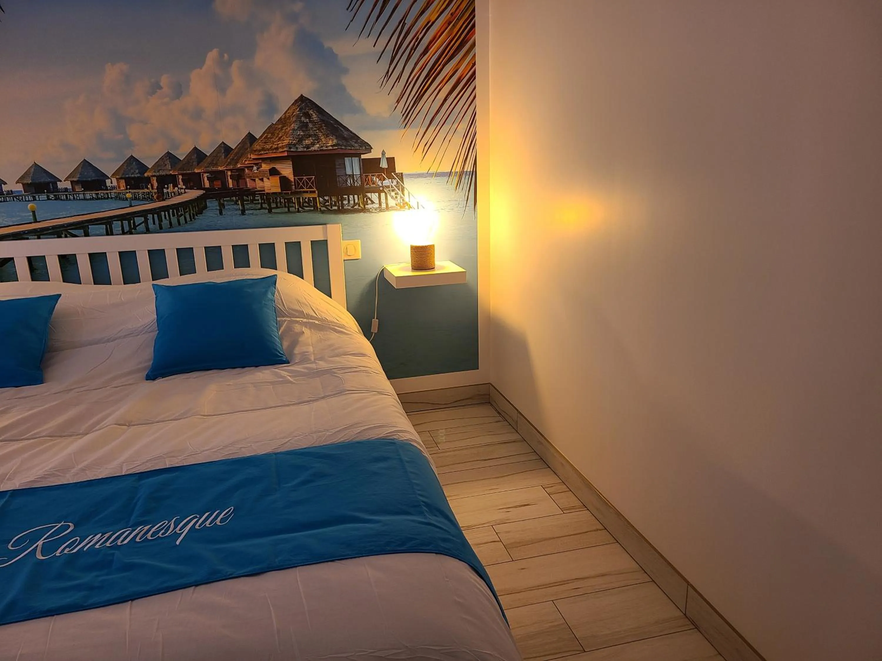 Bedroom, Bed in L'escale Romanesque