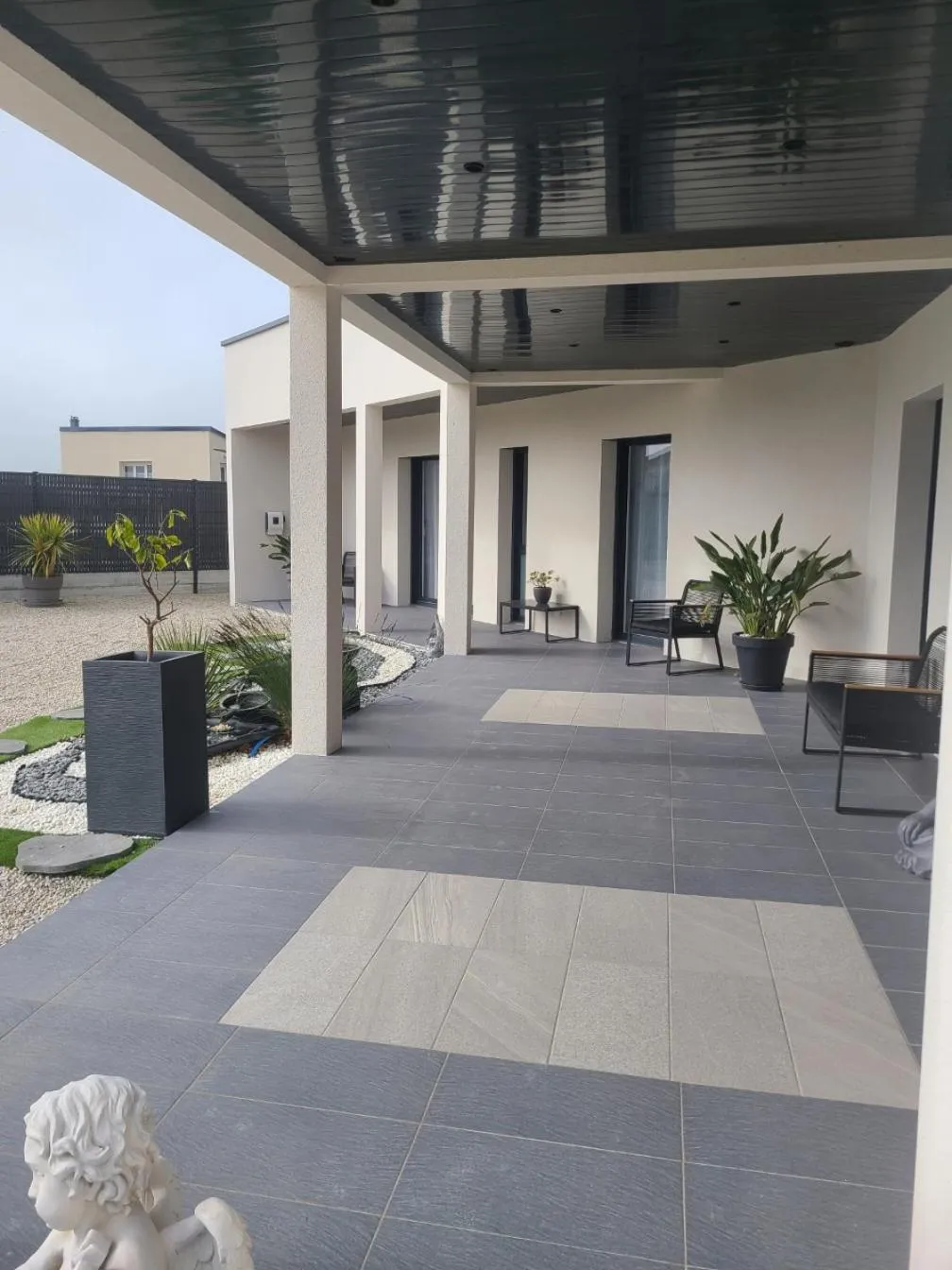 Inner courtyard view in L'escale Romanesque