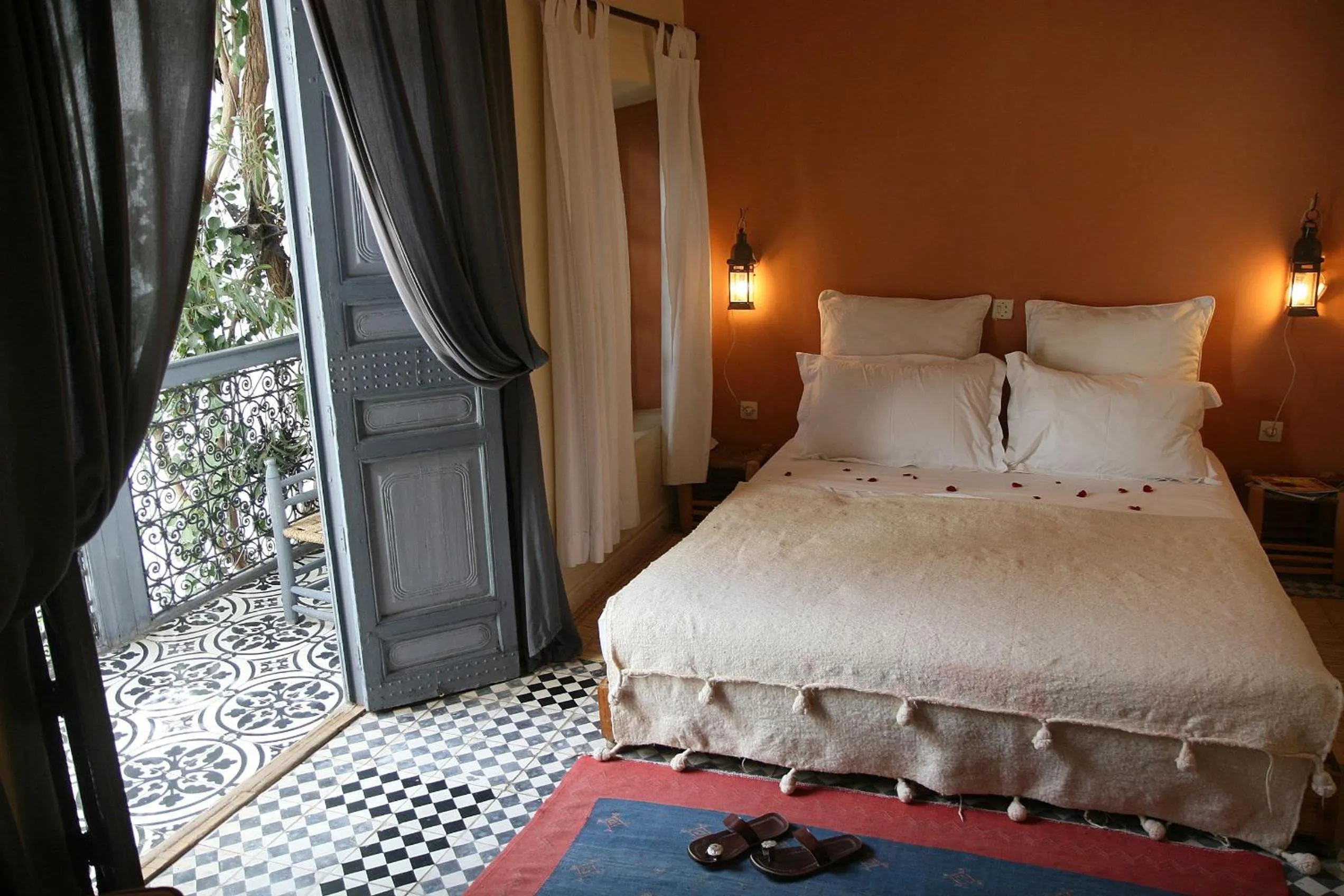 Photo of the whole room, Bed in Dar Touyir