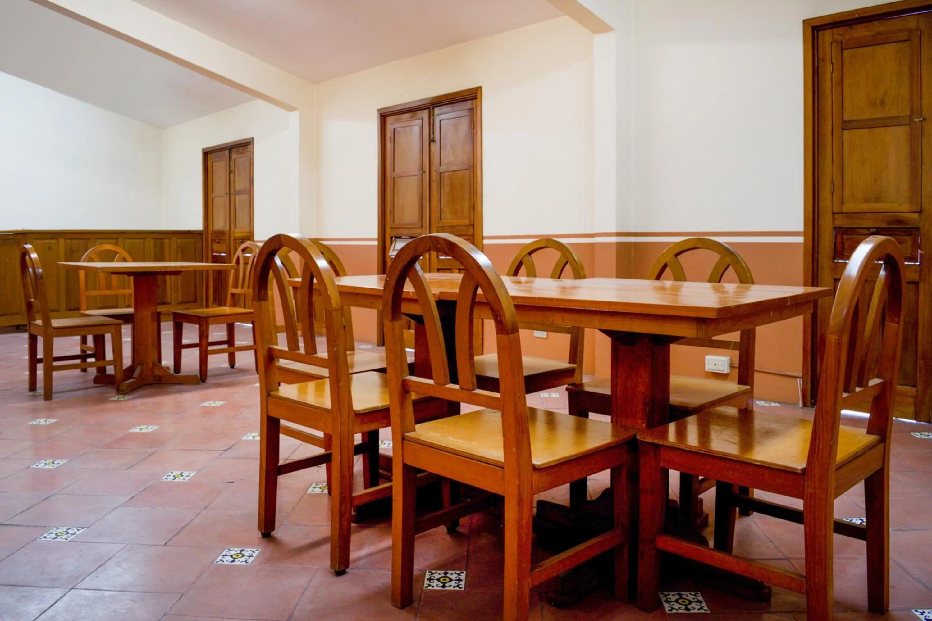 Restaurant/places to eat in OYO Hotel Museo