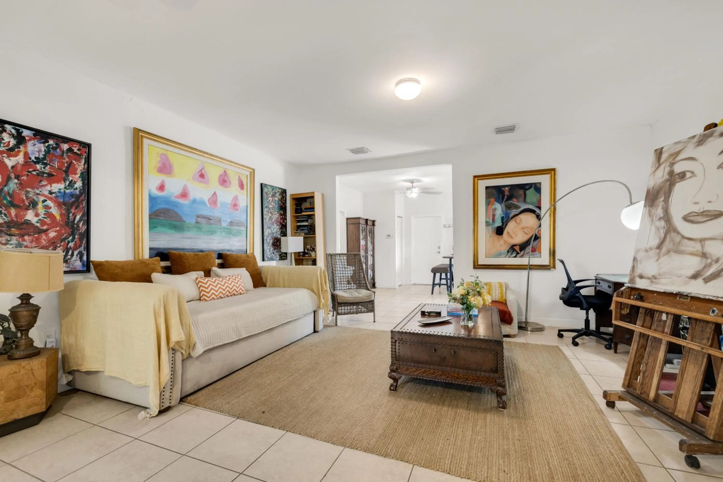 Four-Bedroom House in Artful 4BR Family Retreat
