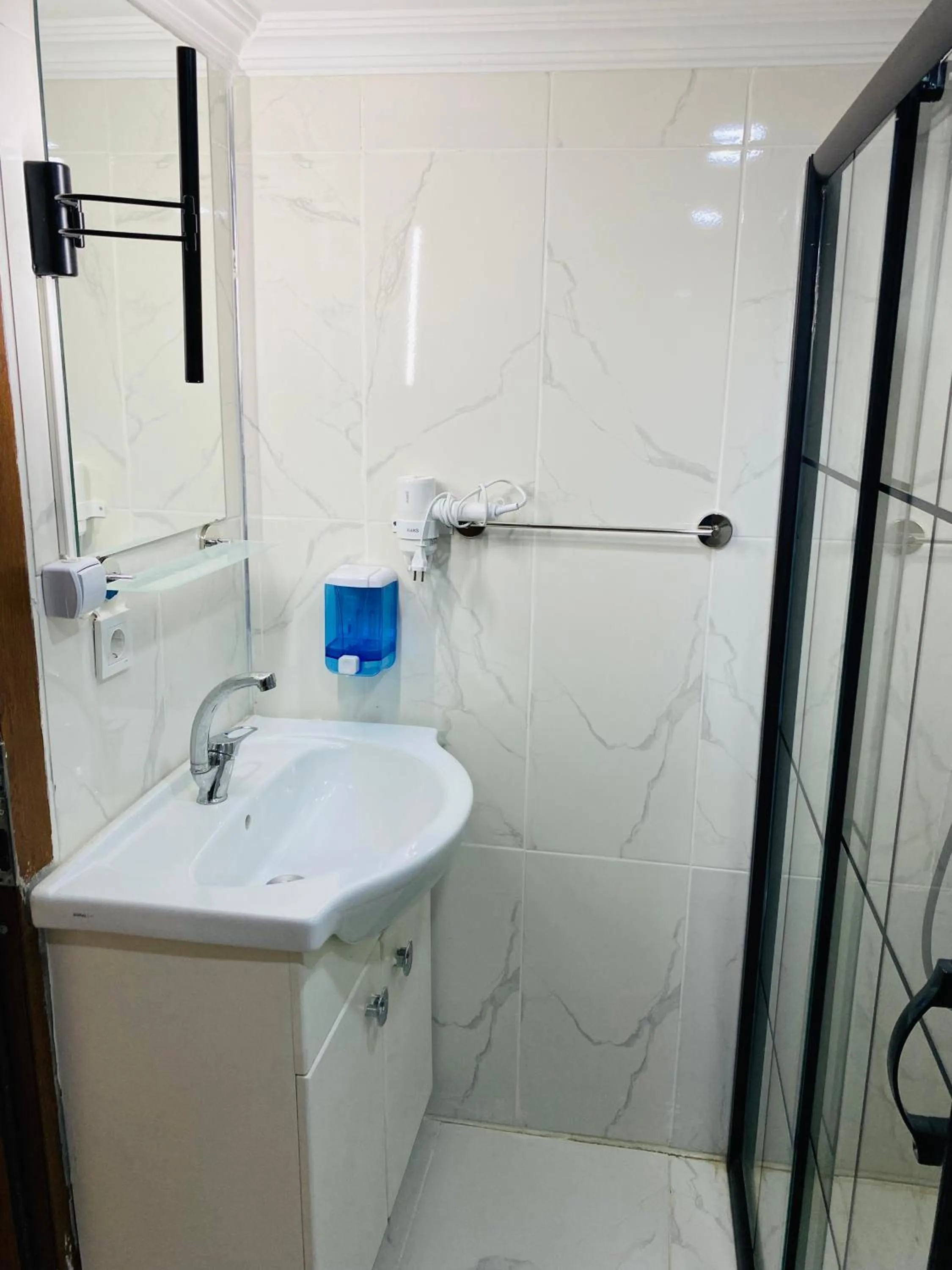 Shower in Stylish Hotel Old City