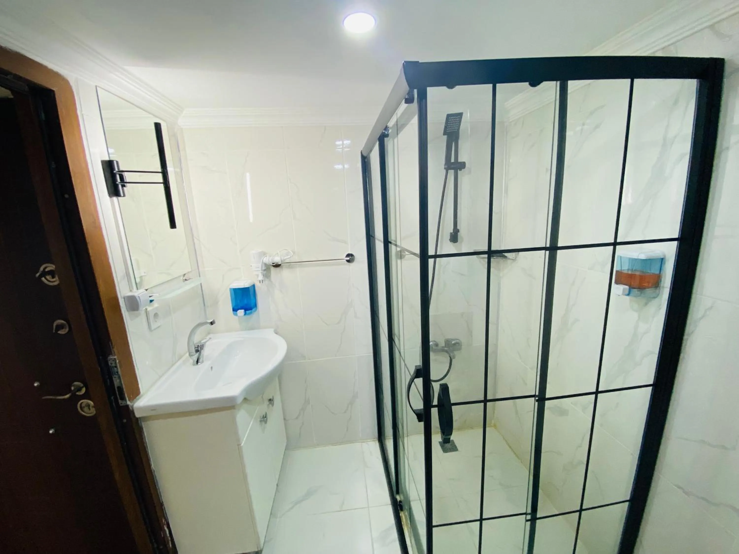 Shower in Stylish Hotel Old City