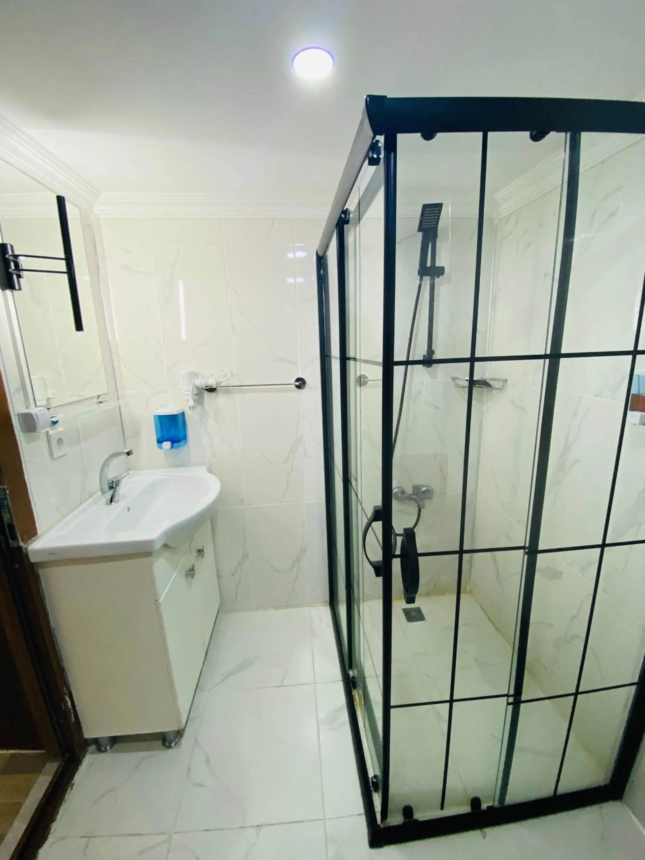 Shower in Stylish Hotel Old City