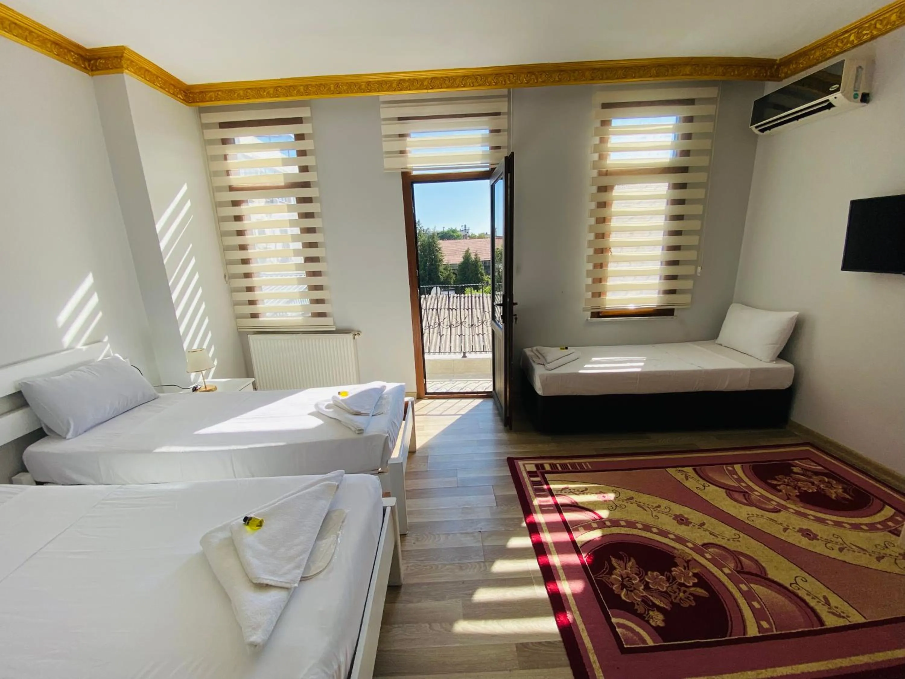 Communal lounge/ TV room, Bed in Stylish Hotel Old City