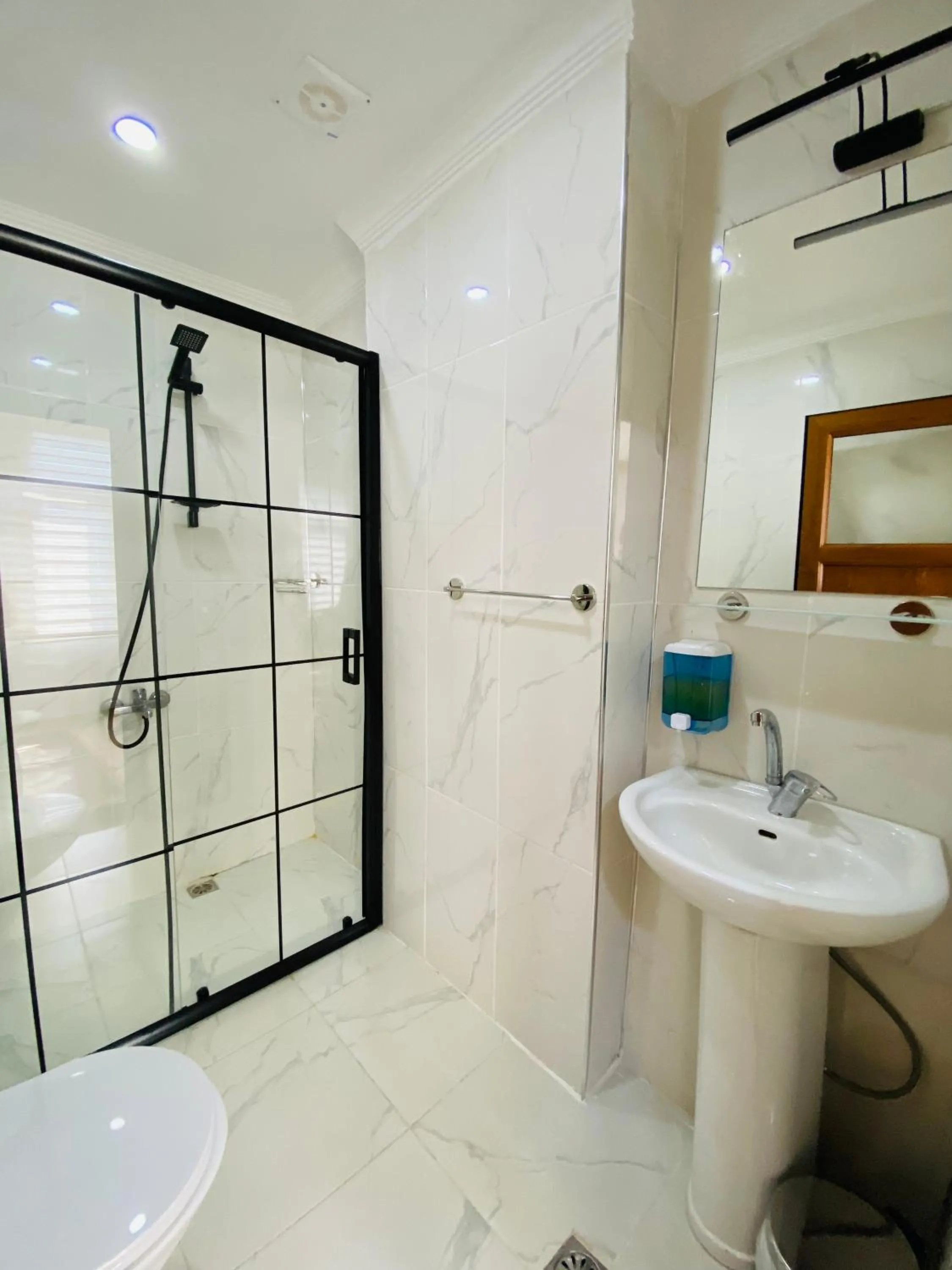 Shower in Stylish Hotel Old City