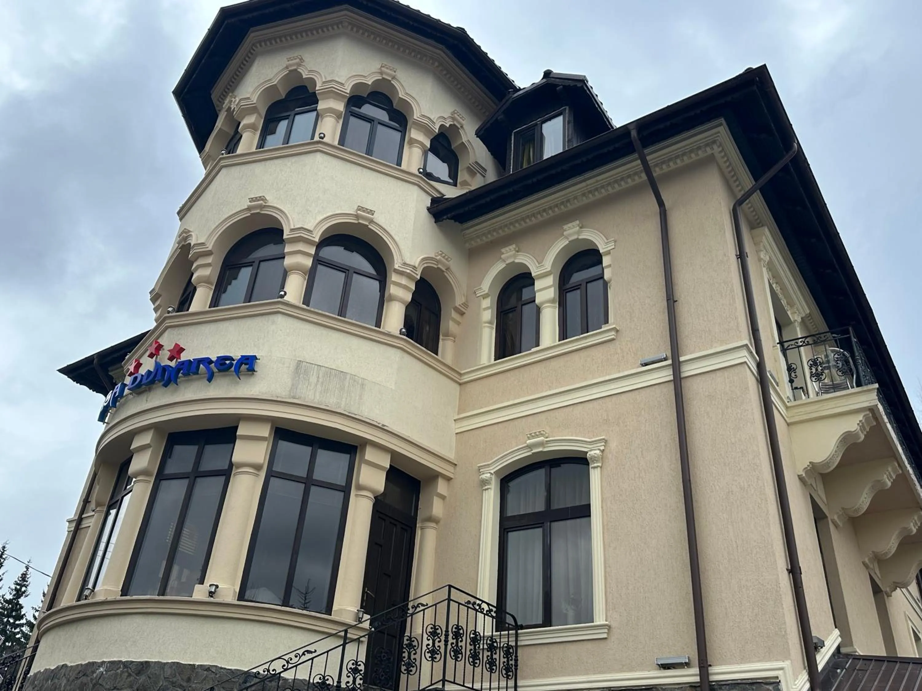 Casa Dunarea by Genco