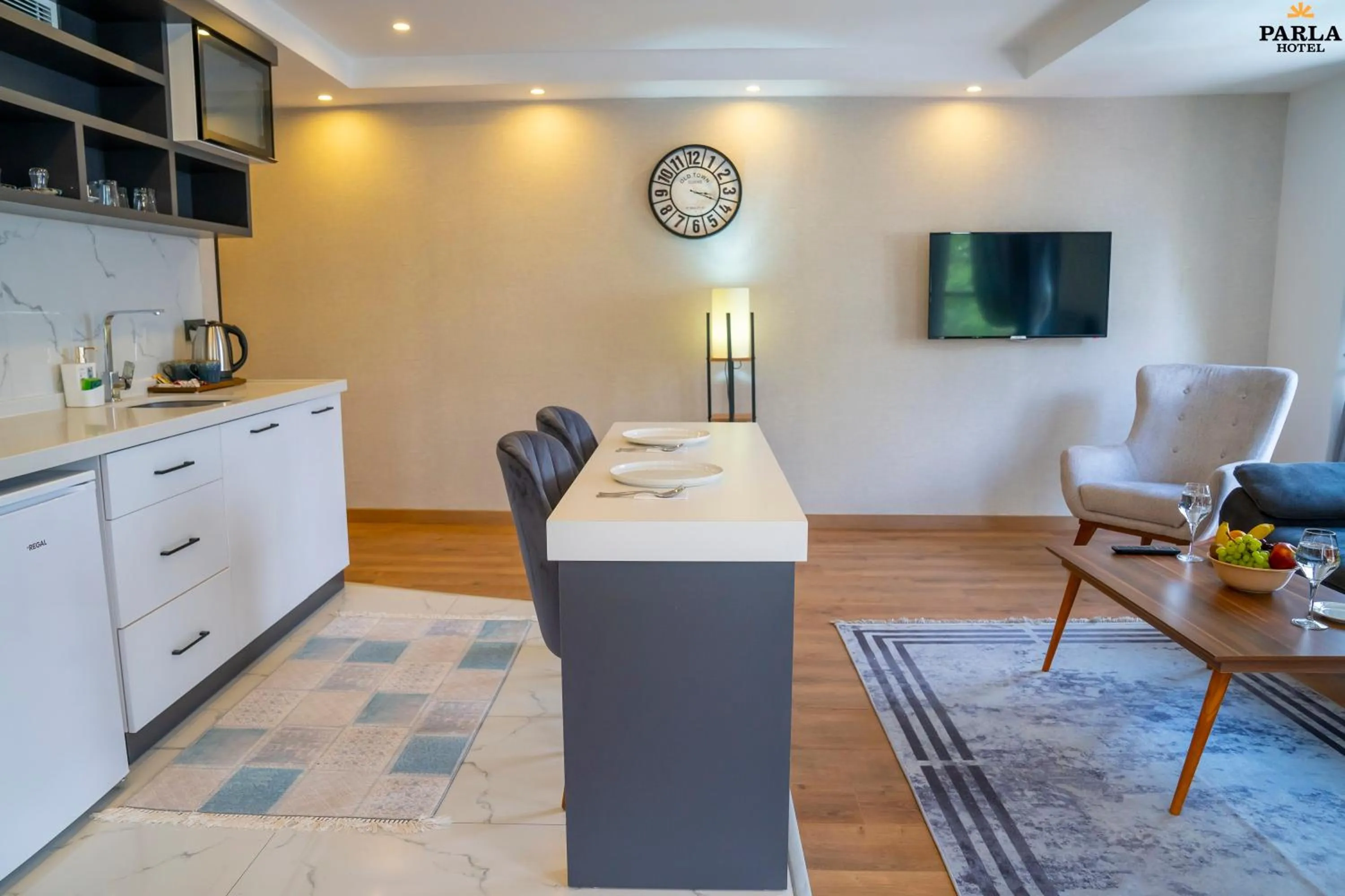 TV and multimedia in Parla Suite Hotel