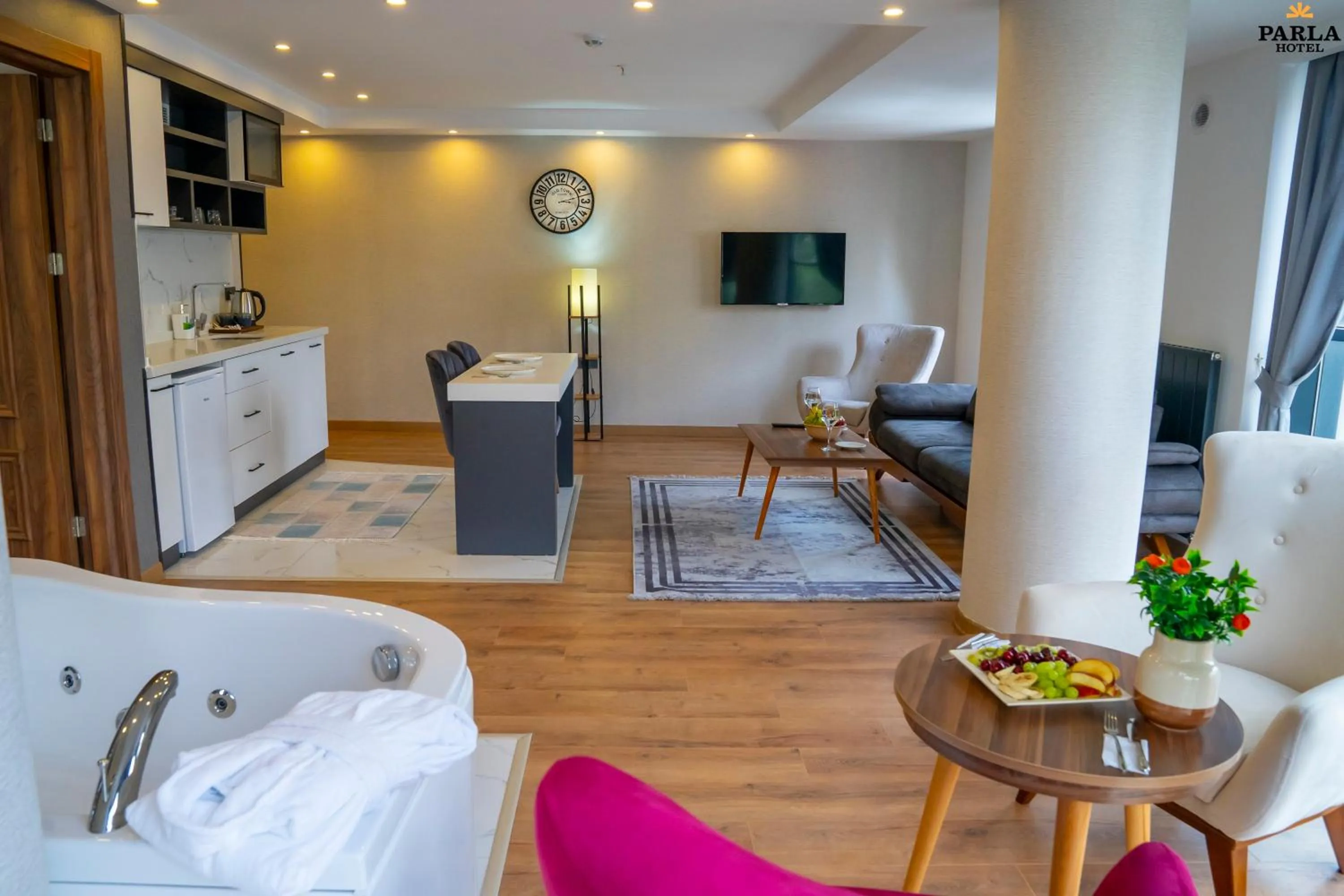 TV and multimedia in Parla Suite Hotel