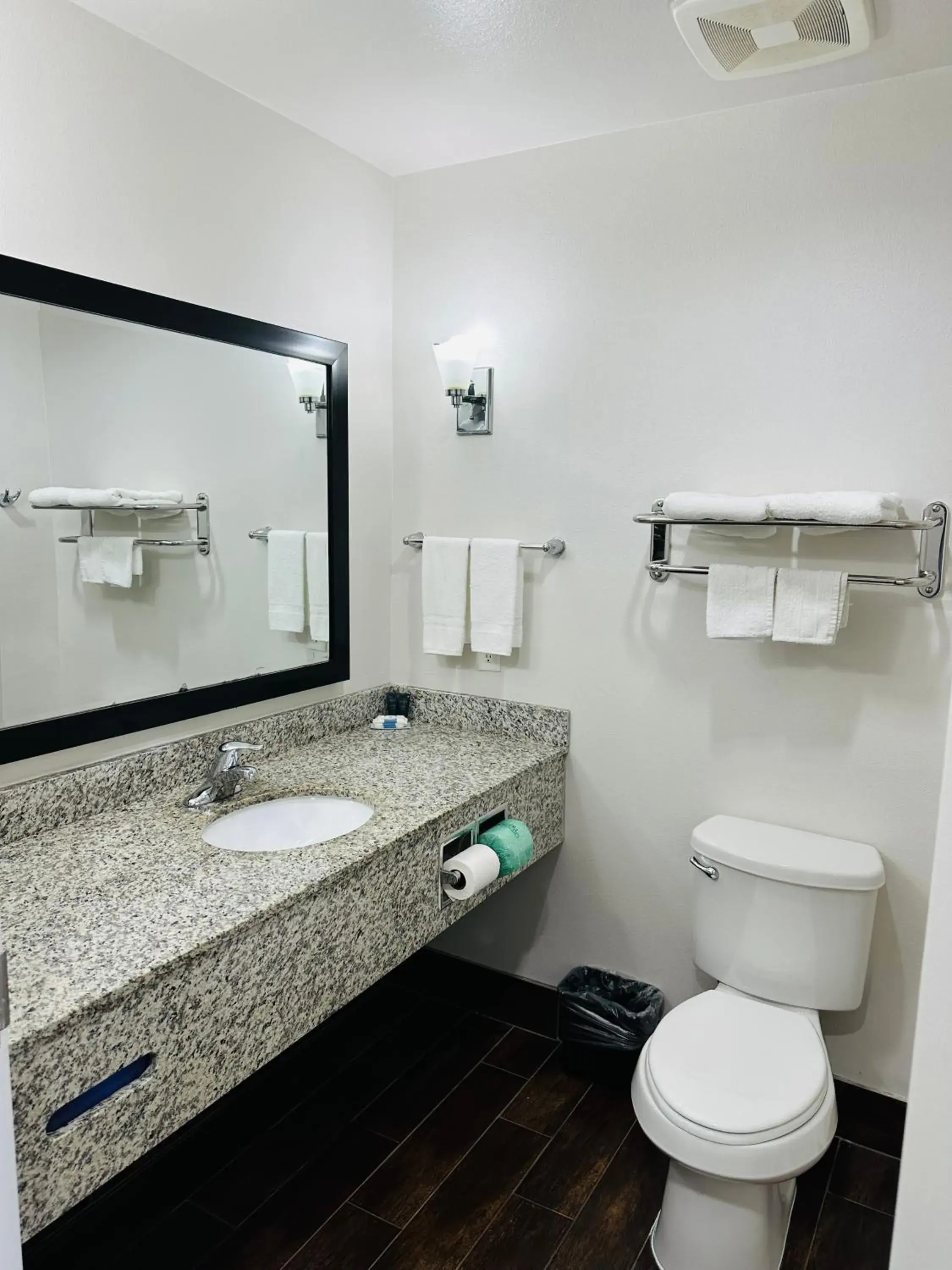 Standard Queen Room in Lonestar Inn Standard Queen Room in Lonestar Inn