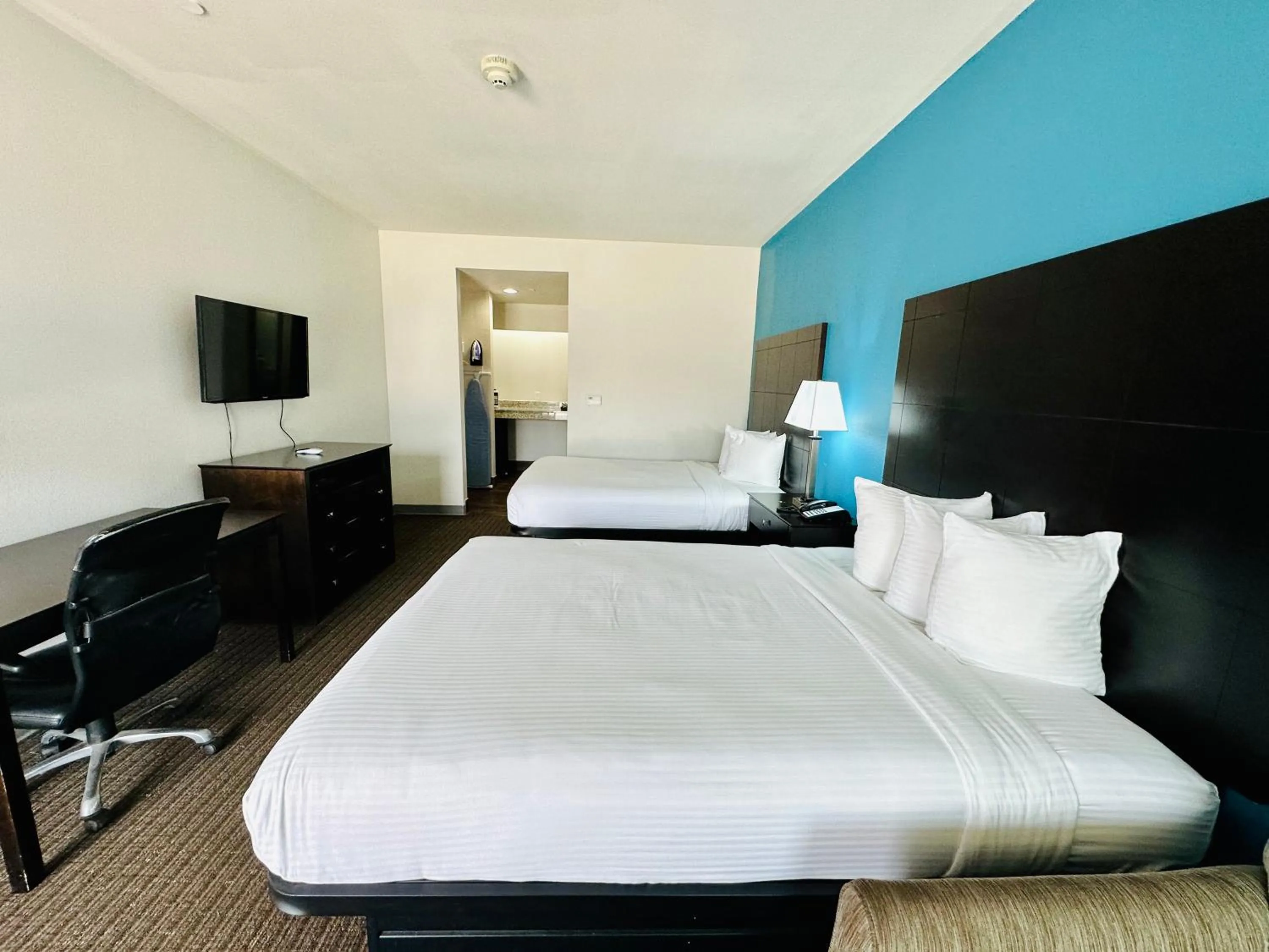 Photo of the whole room, Bed in Lonestar Inn