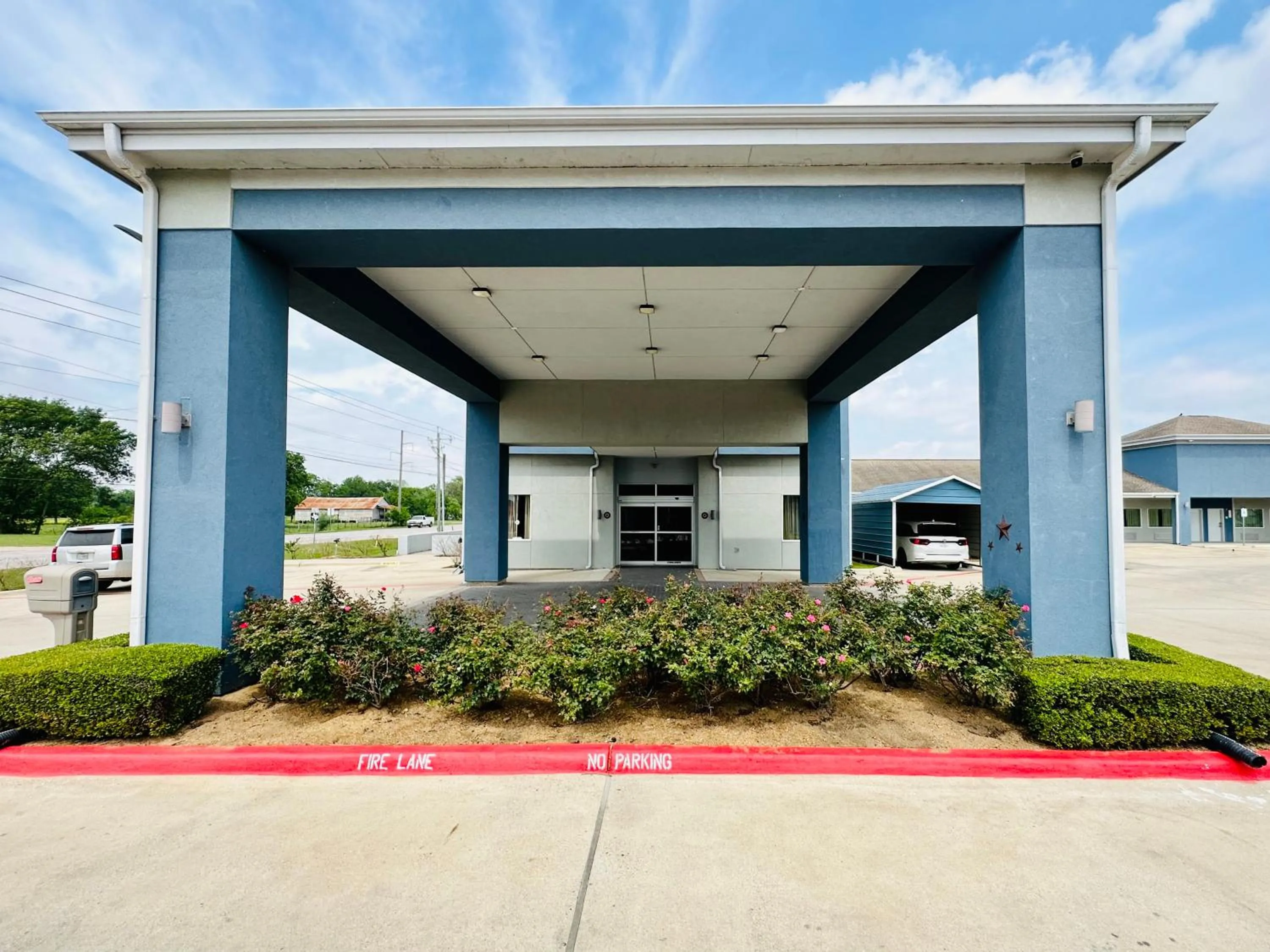 Property building in Lonestar Inn