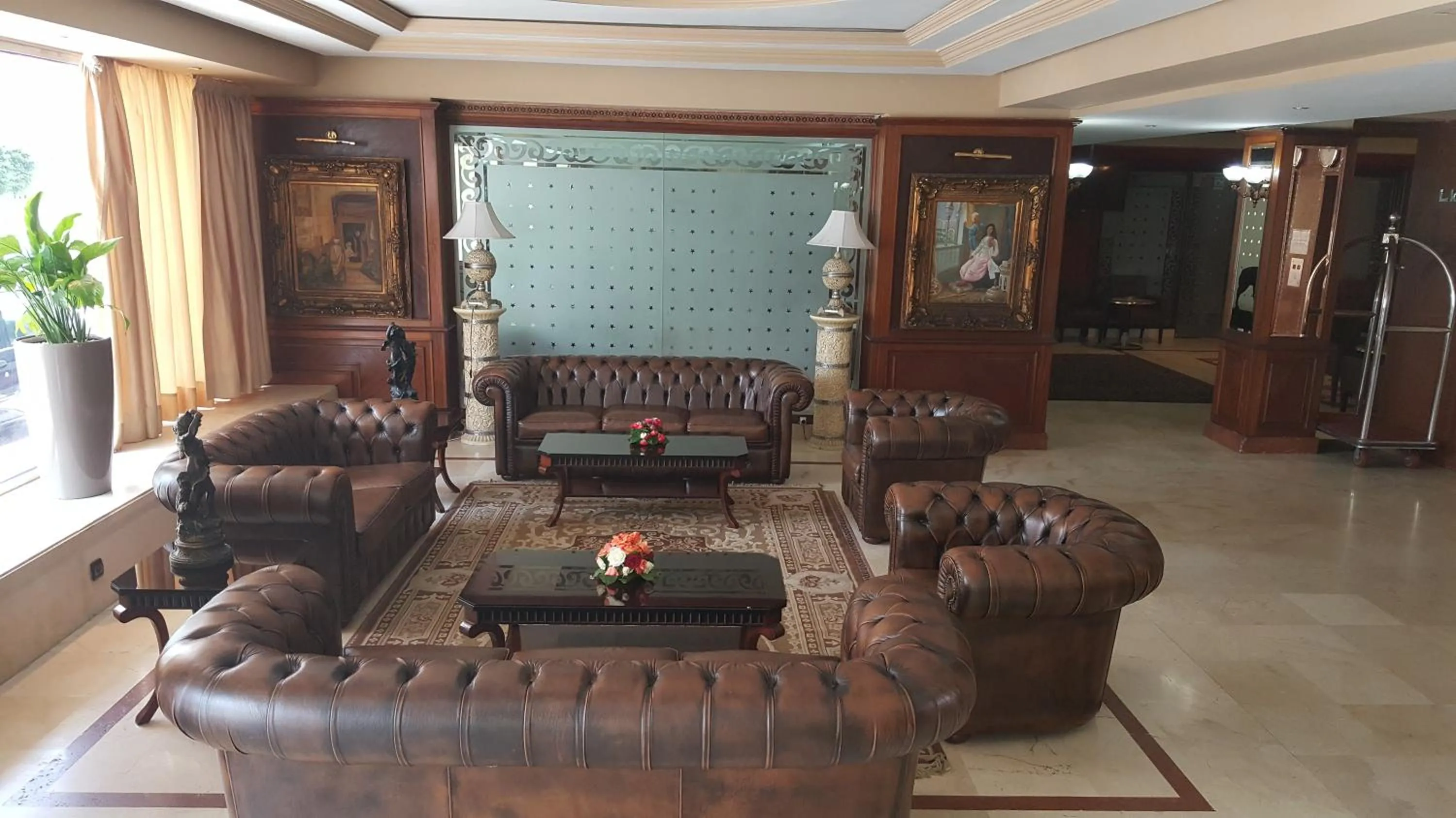 Communal lounge/ TV room in Helnan Chellah Hotel