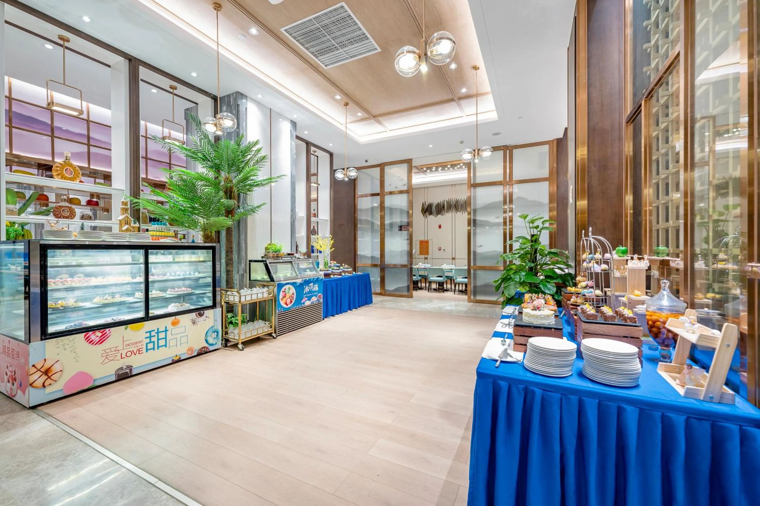 Restaurant/places to eat in Evwa Platinum Hotel