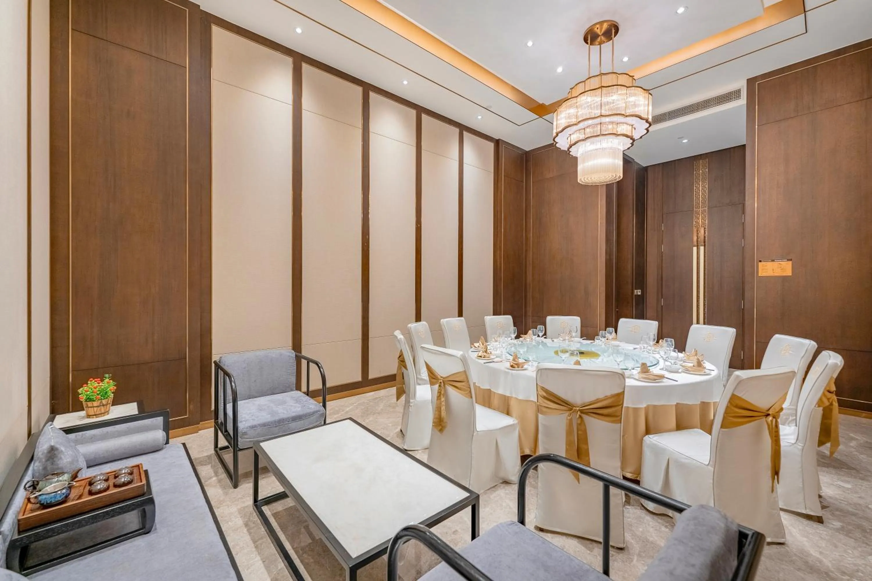 Restaurant/places to eat in Evwa Platinum Hotel