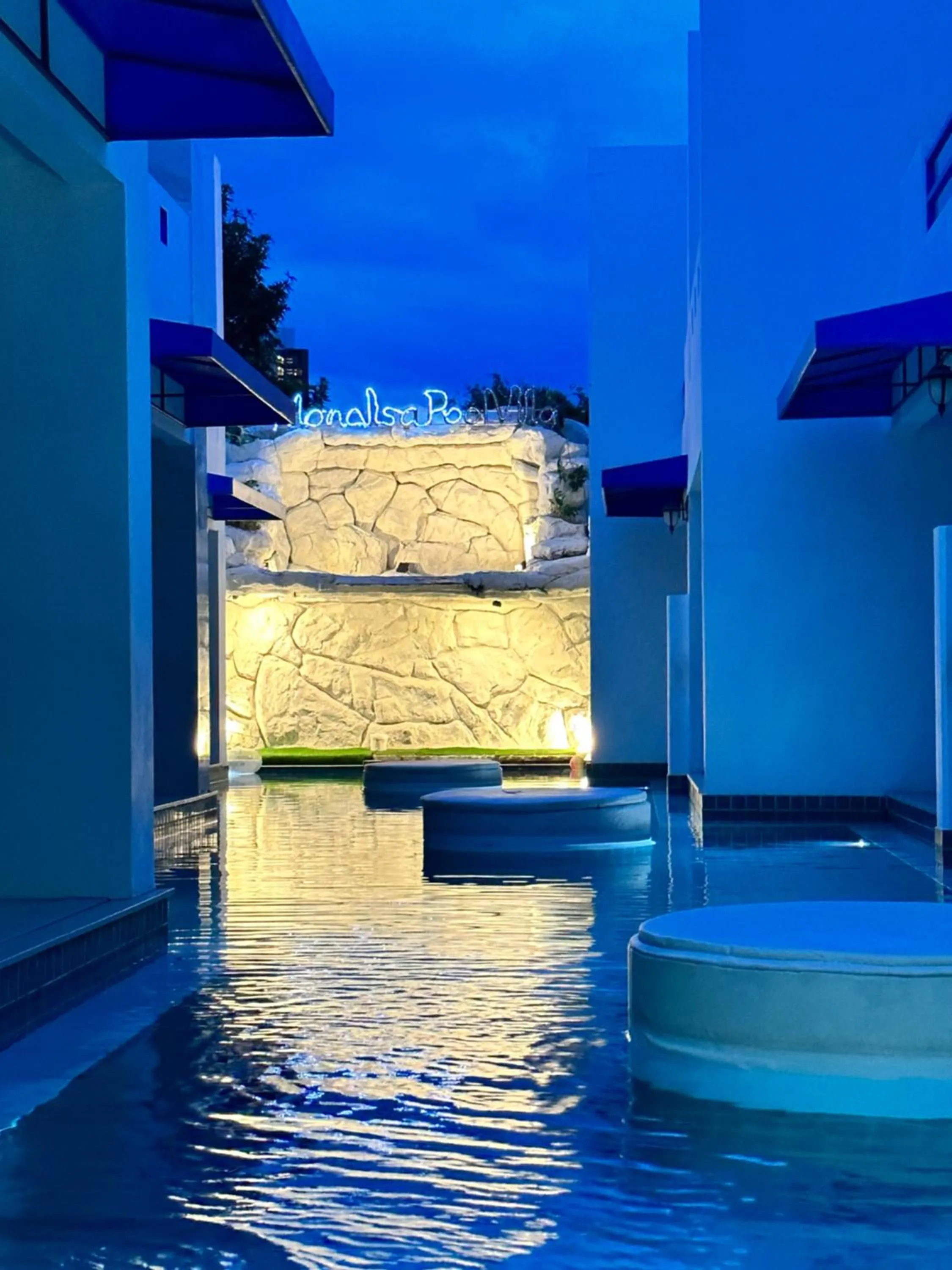 Night in Mona Lisa pool villa