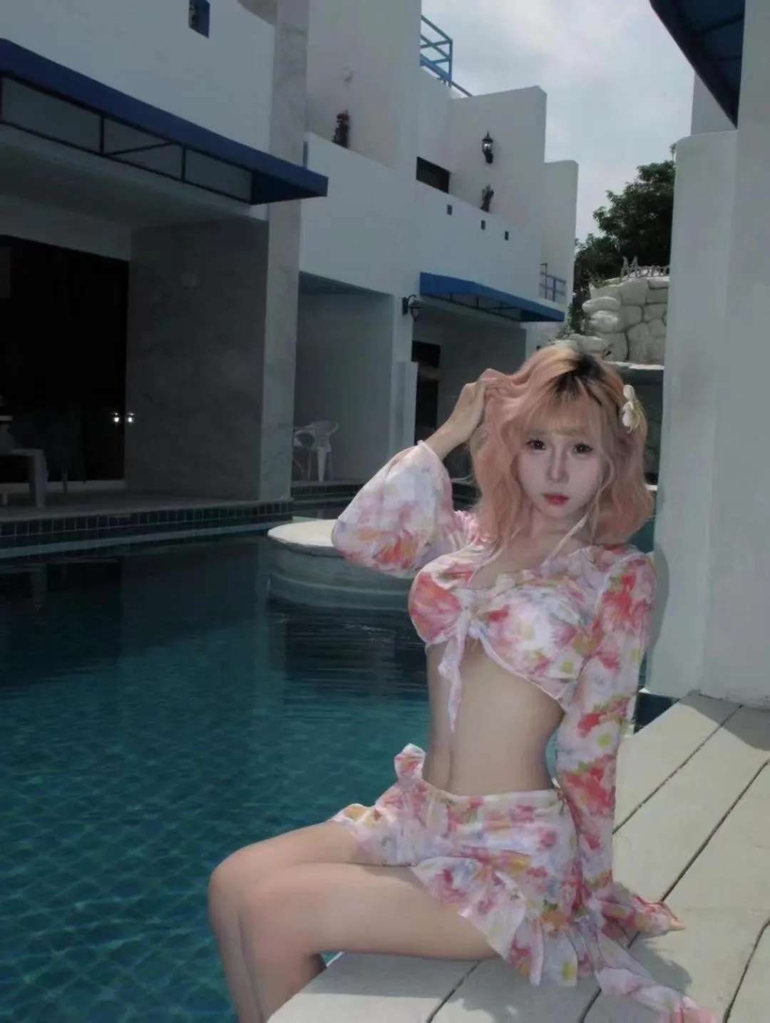 Guests in Mona Lisa pool villa