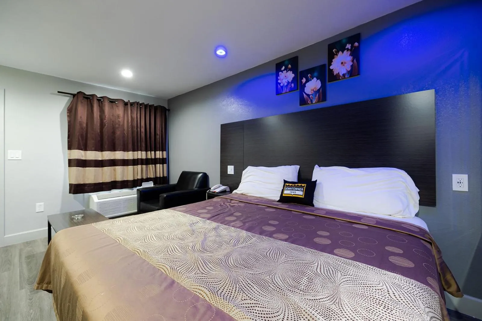 Bed in Downtowner Inns - Houston Downtown & Convention Center