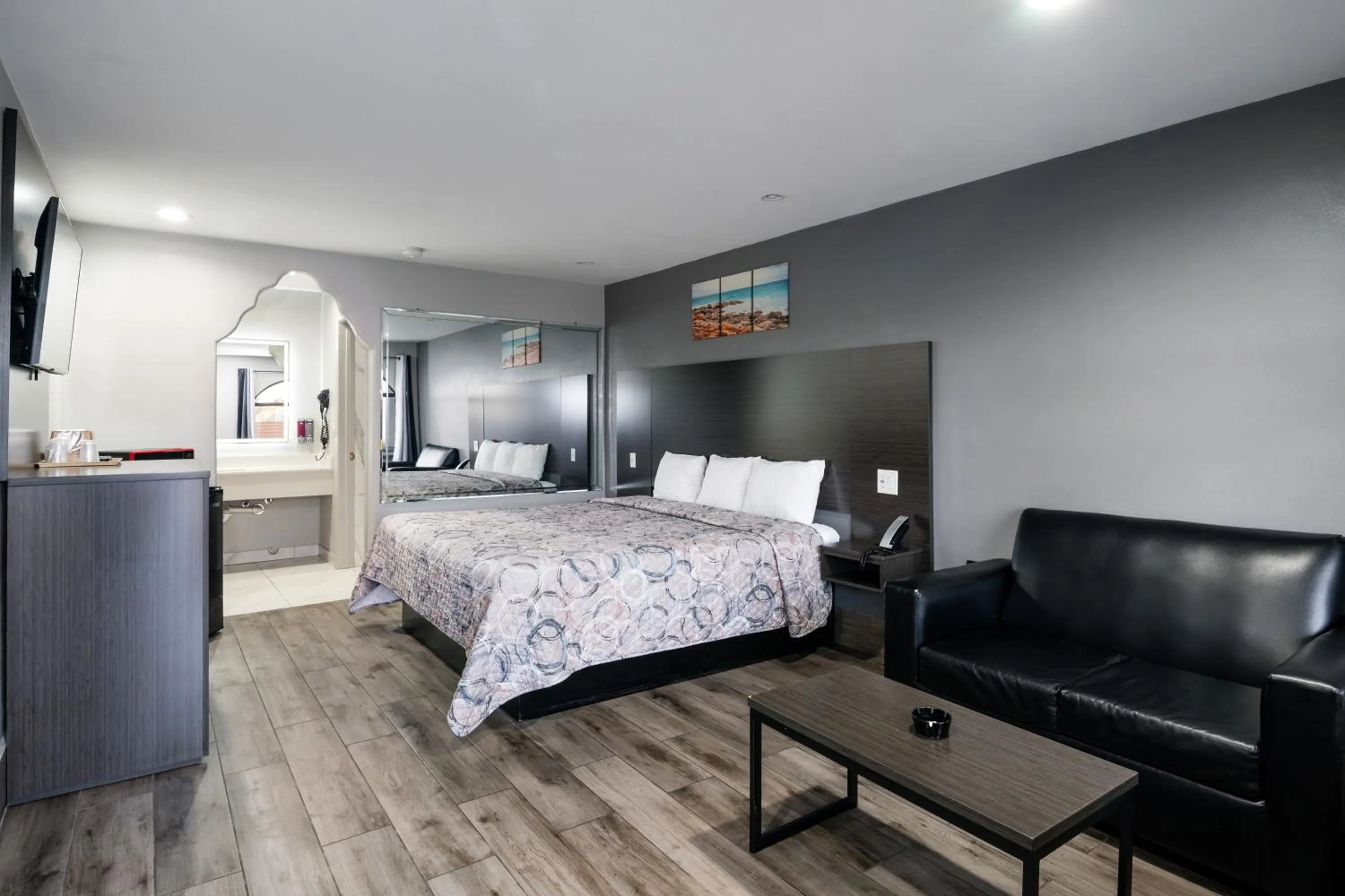 Bedroom, Bed in Downtowner Inns - Houston Downtown & Convention Center