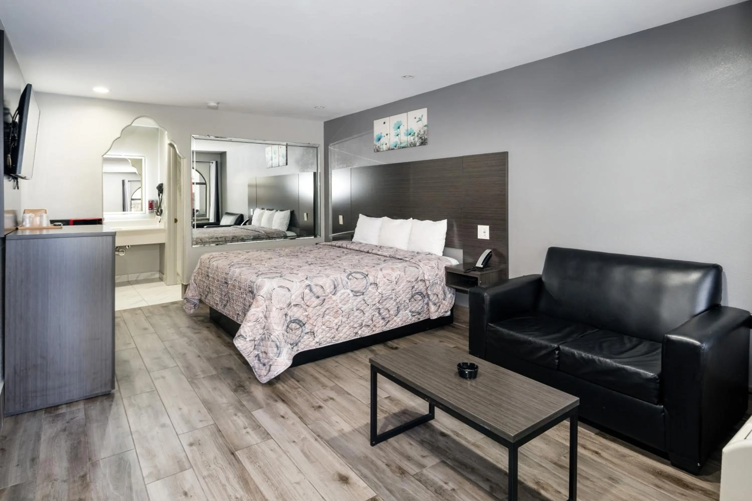 Bedroom, Bed in Downtowner Inns - Houston Downtown & Convention Center