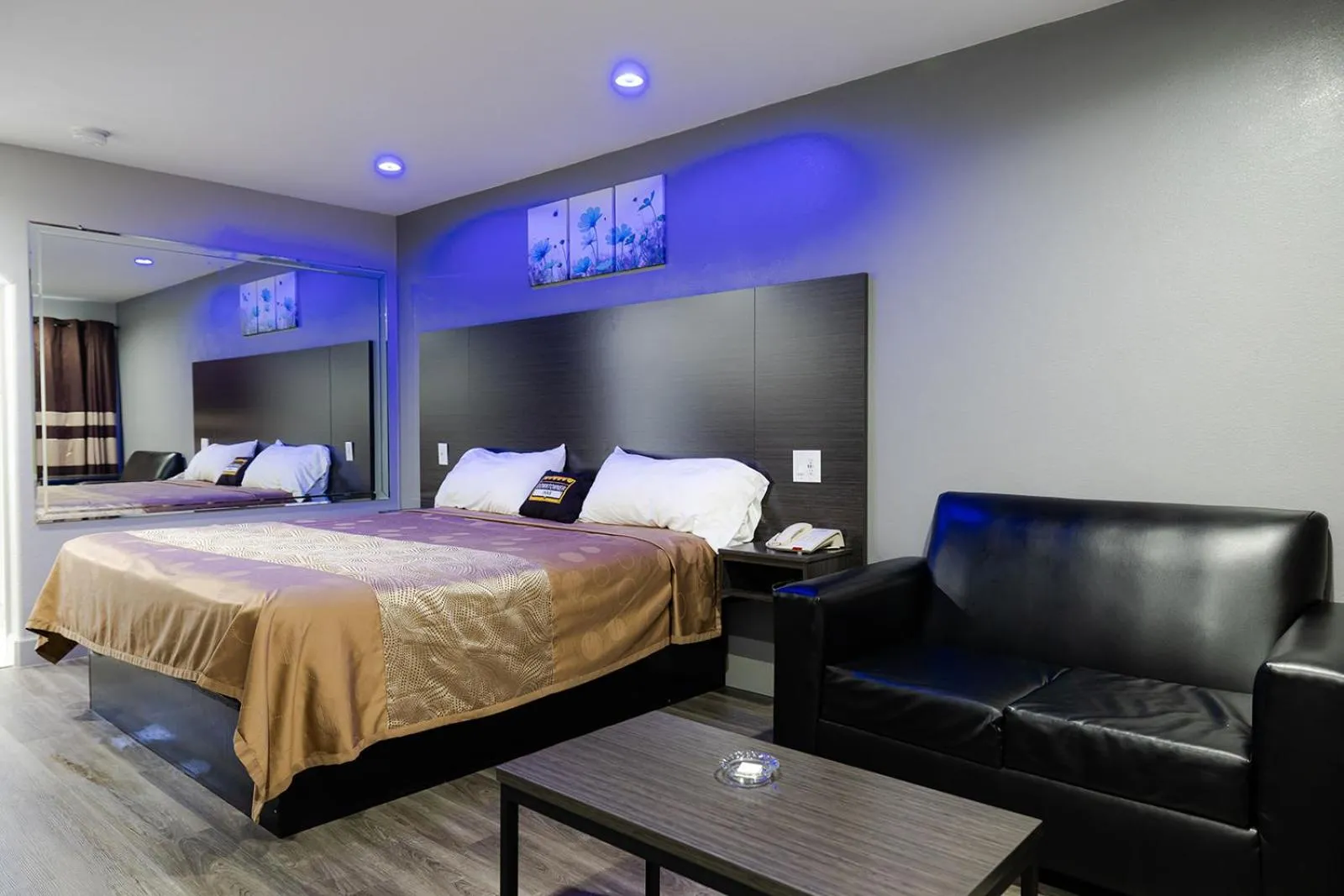 Bed in Downtowner Inns - Houston Downtown & Convention Center