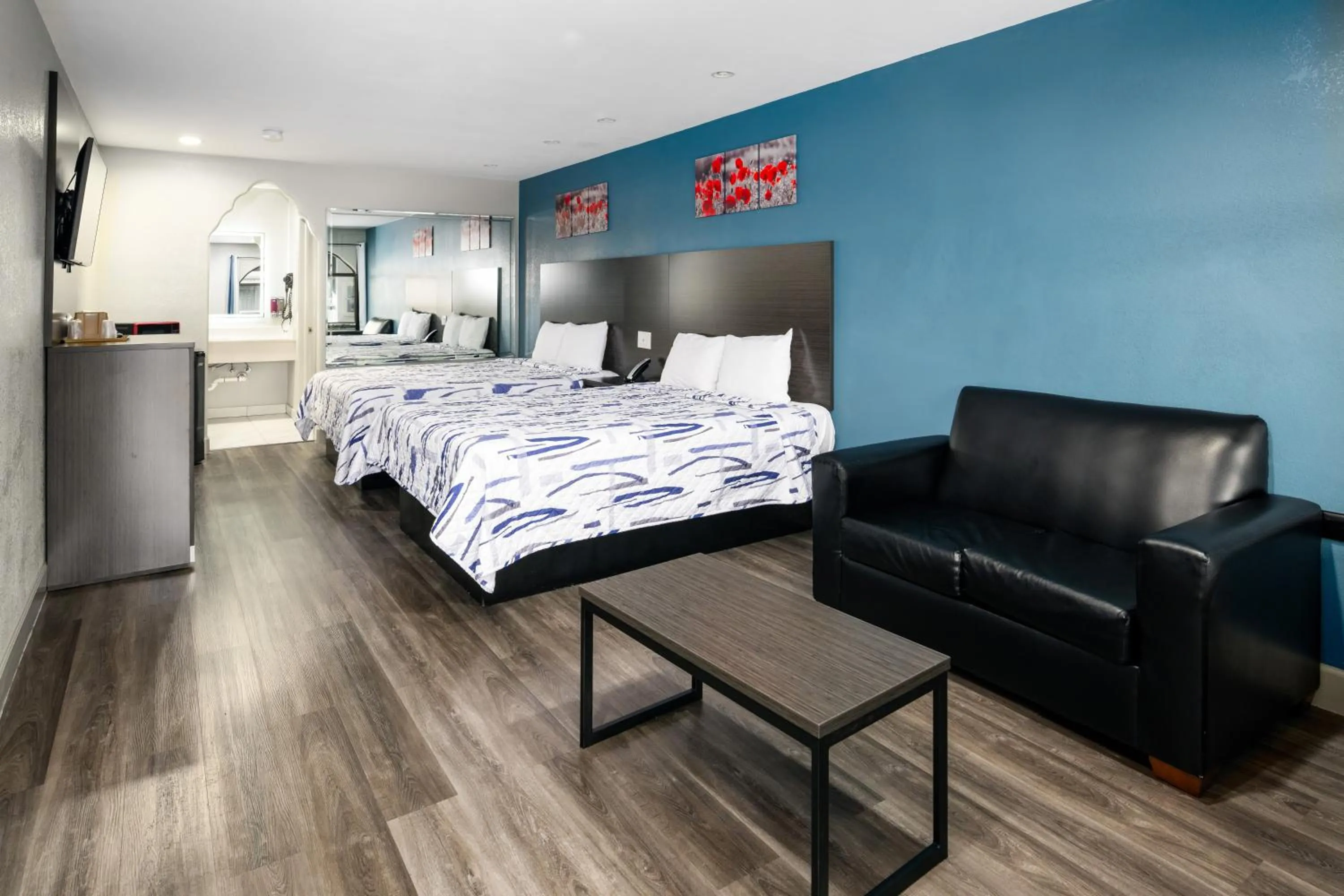 Bedroom, Bed in Downtowner Inns - Houston Downtown & Convention Center