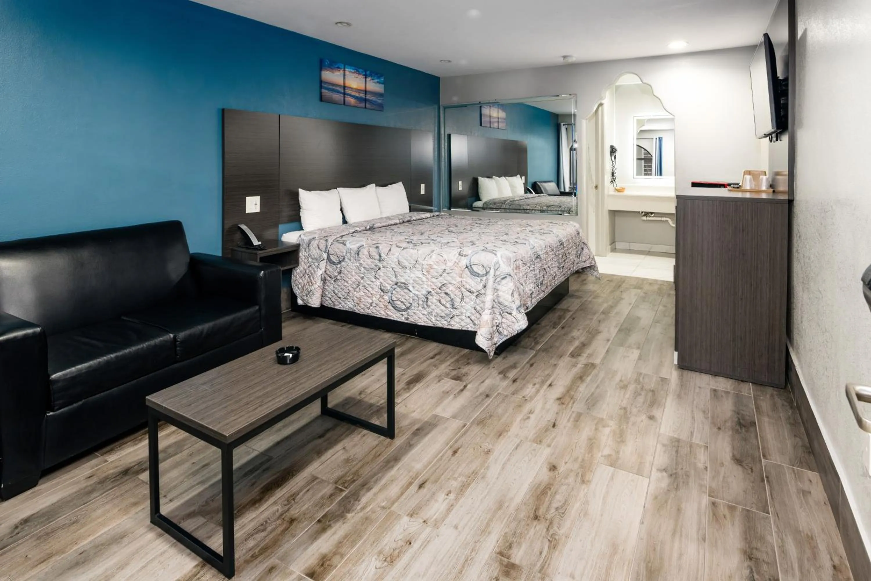 Bedroom, Bed in Downtowner Inns - Houston Downtown & Convention Center