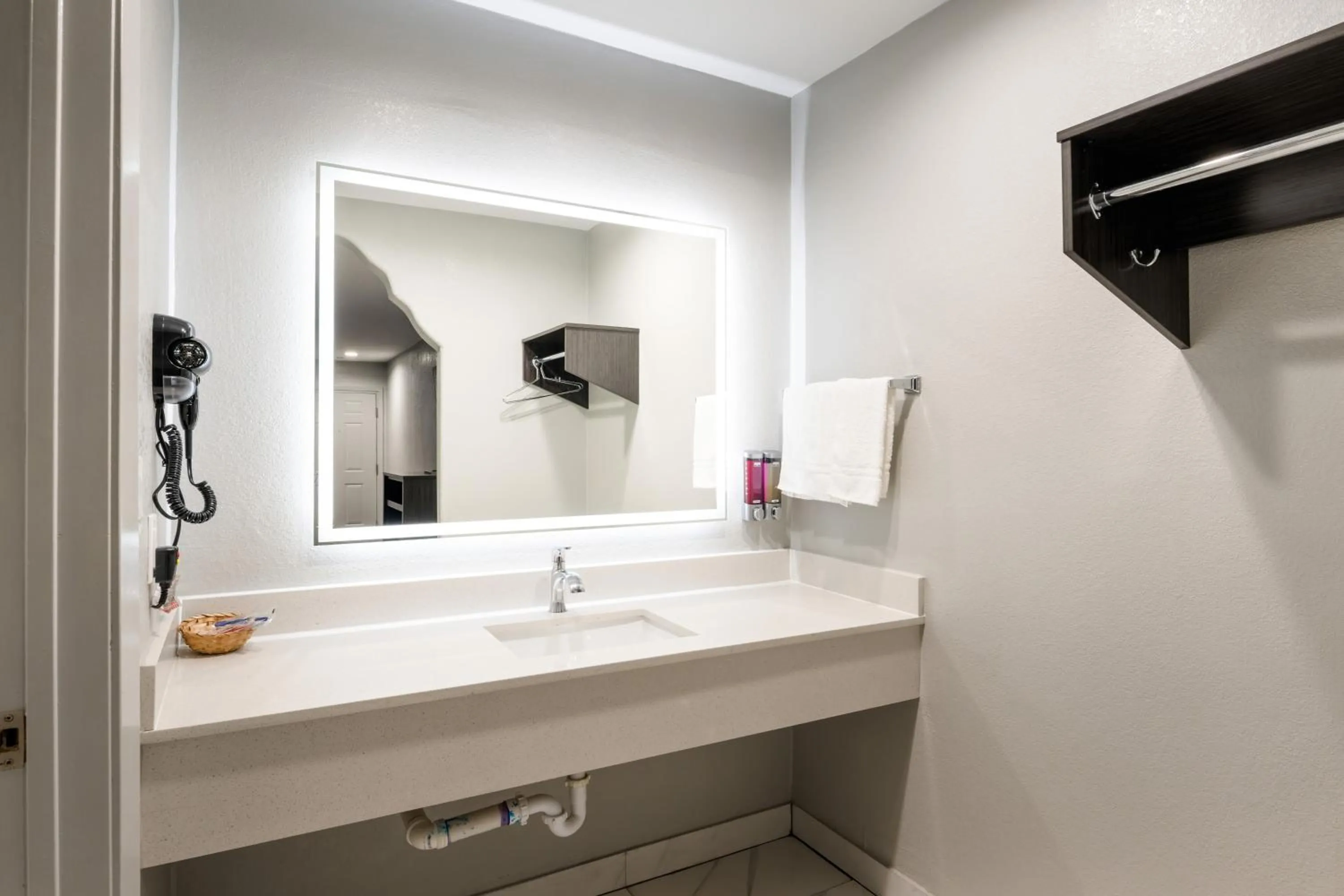 Bathroom in Downtowner Inns - Houston Downtown & Convention Center