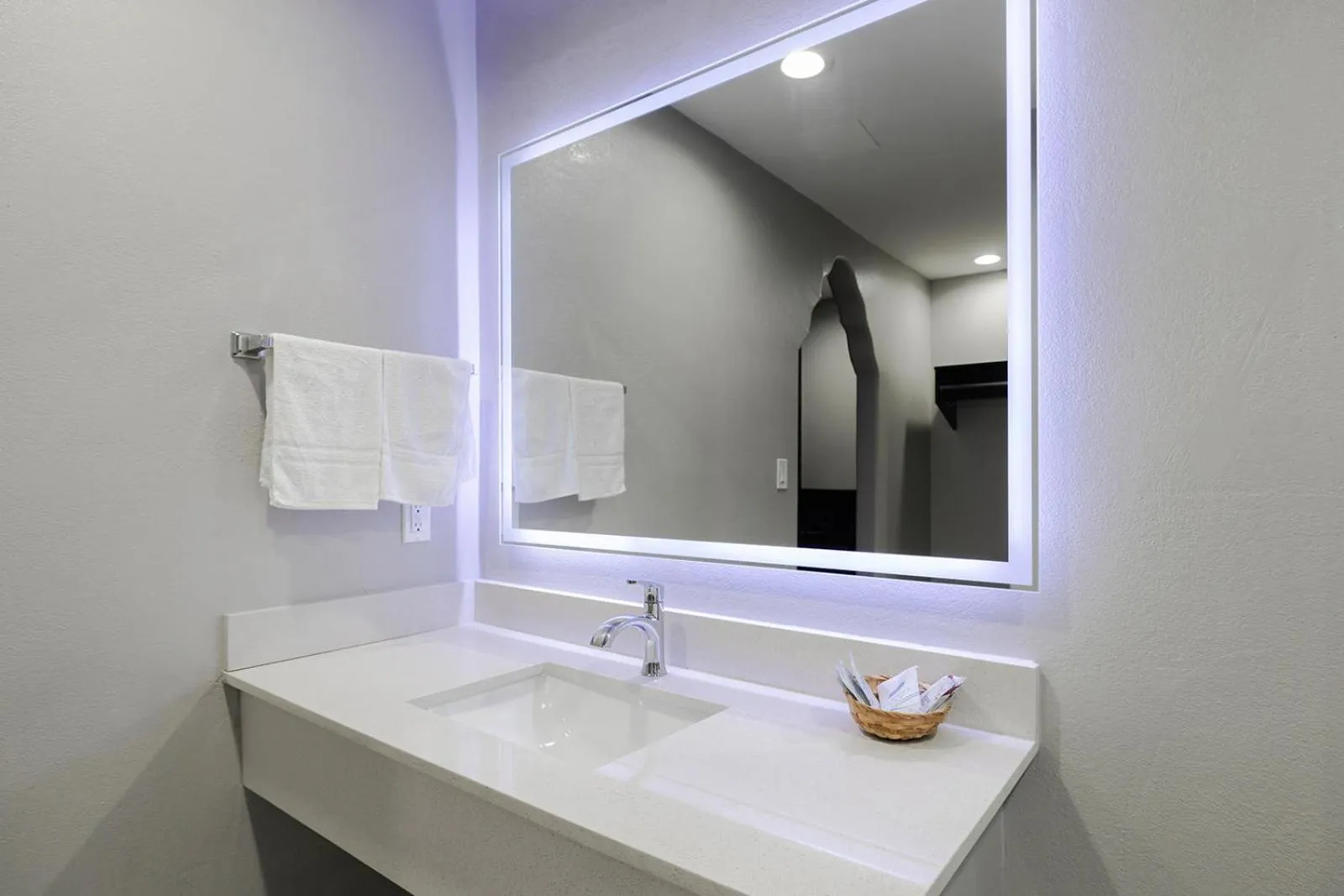 Bathroom in Downtowner Inns - Houston Downtown & Convention Center