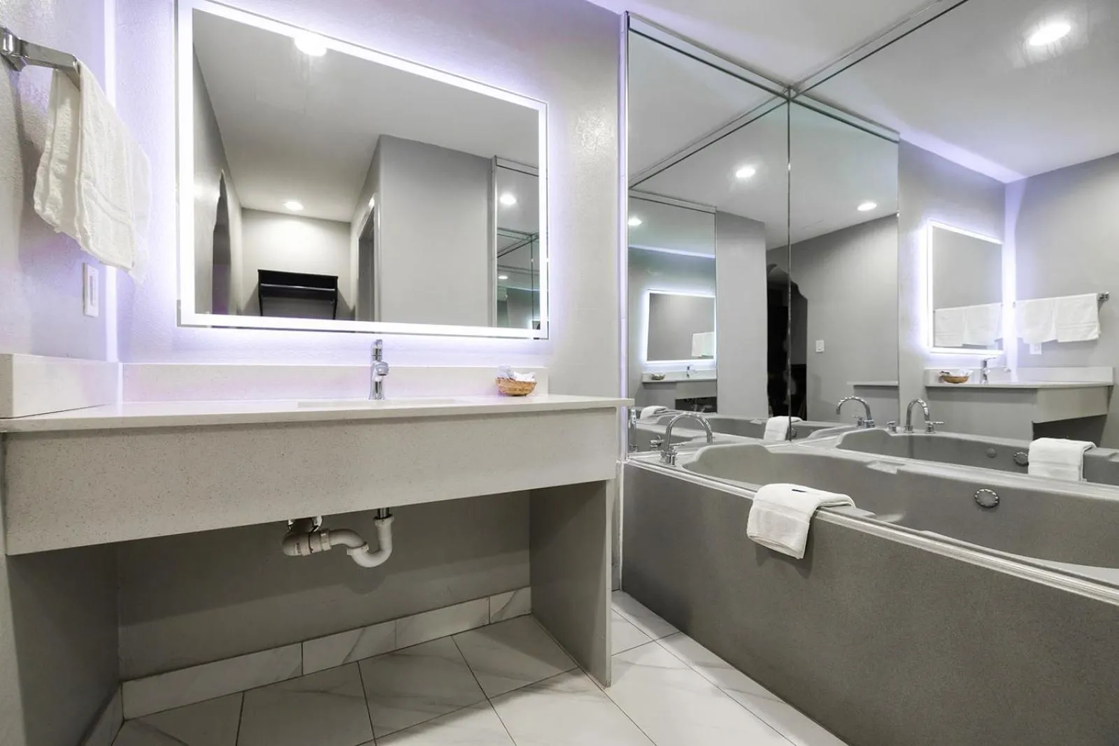 Hot Tub in Downtowner Inns - Houston Downtown & Convention Center