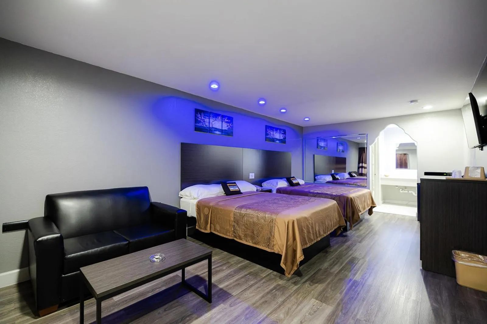 Bed in Downtowner Inns - Houston Downtown & Convention Center