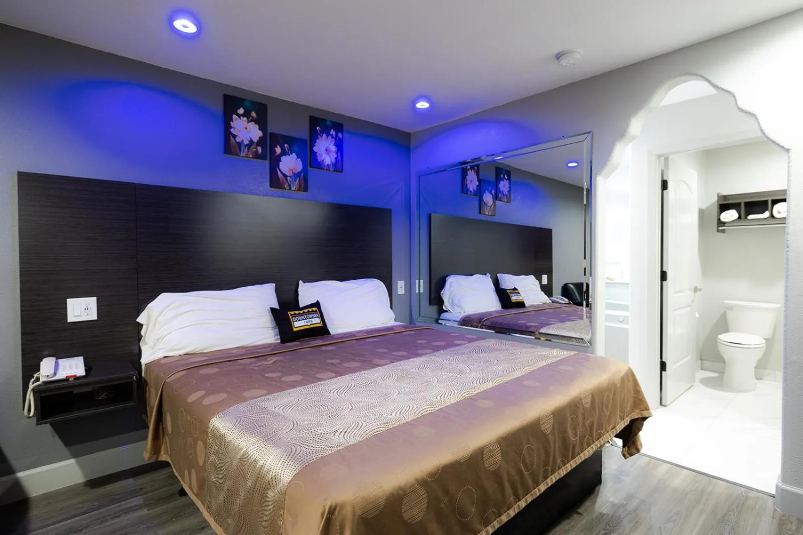 Bed in Downtowner Inns - Houston Downtown & Convention Center